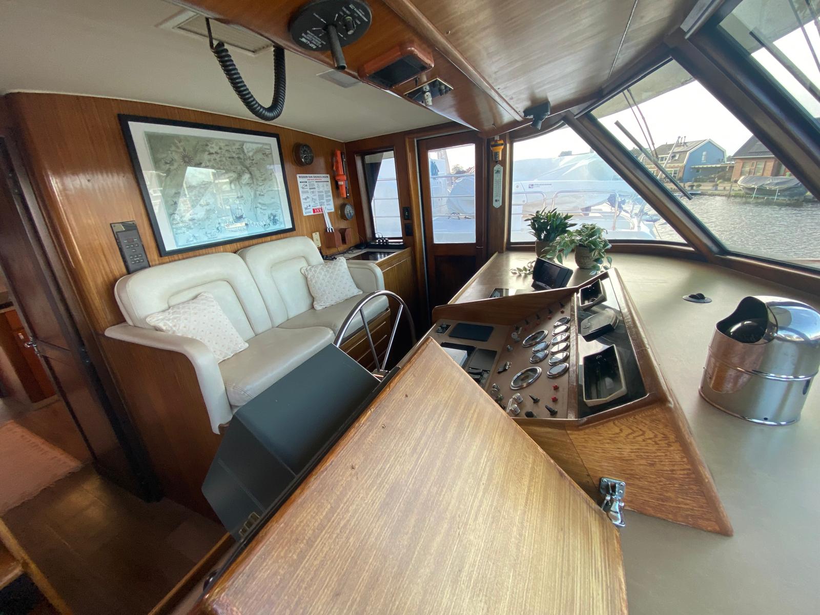 foto: 30 Hatteras 70 Fly ( Varend Woonschip )