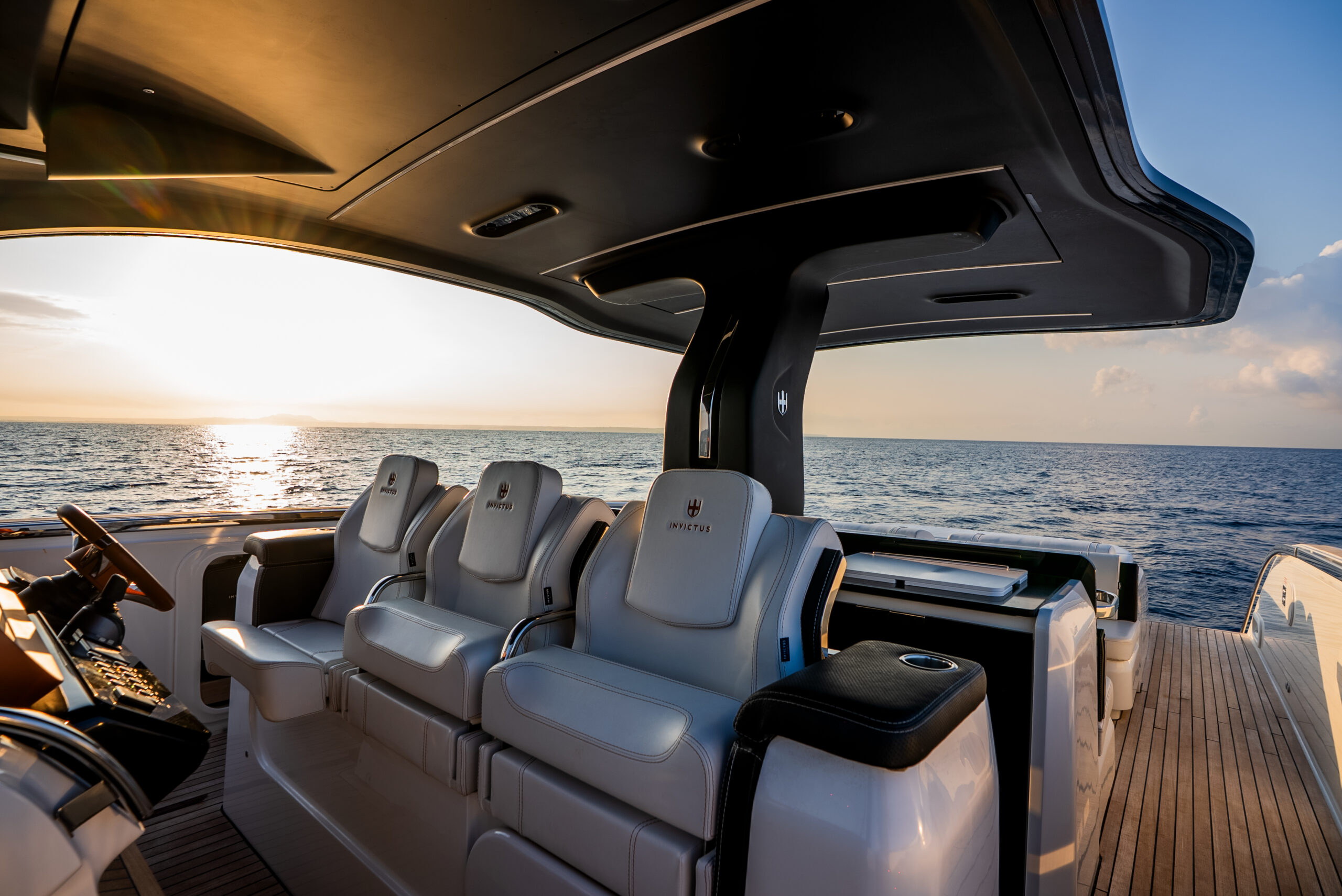 foto: 48 Invictus TT460
