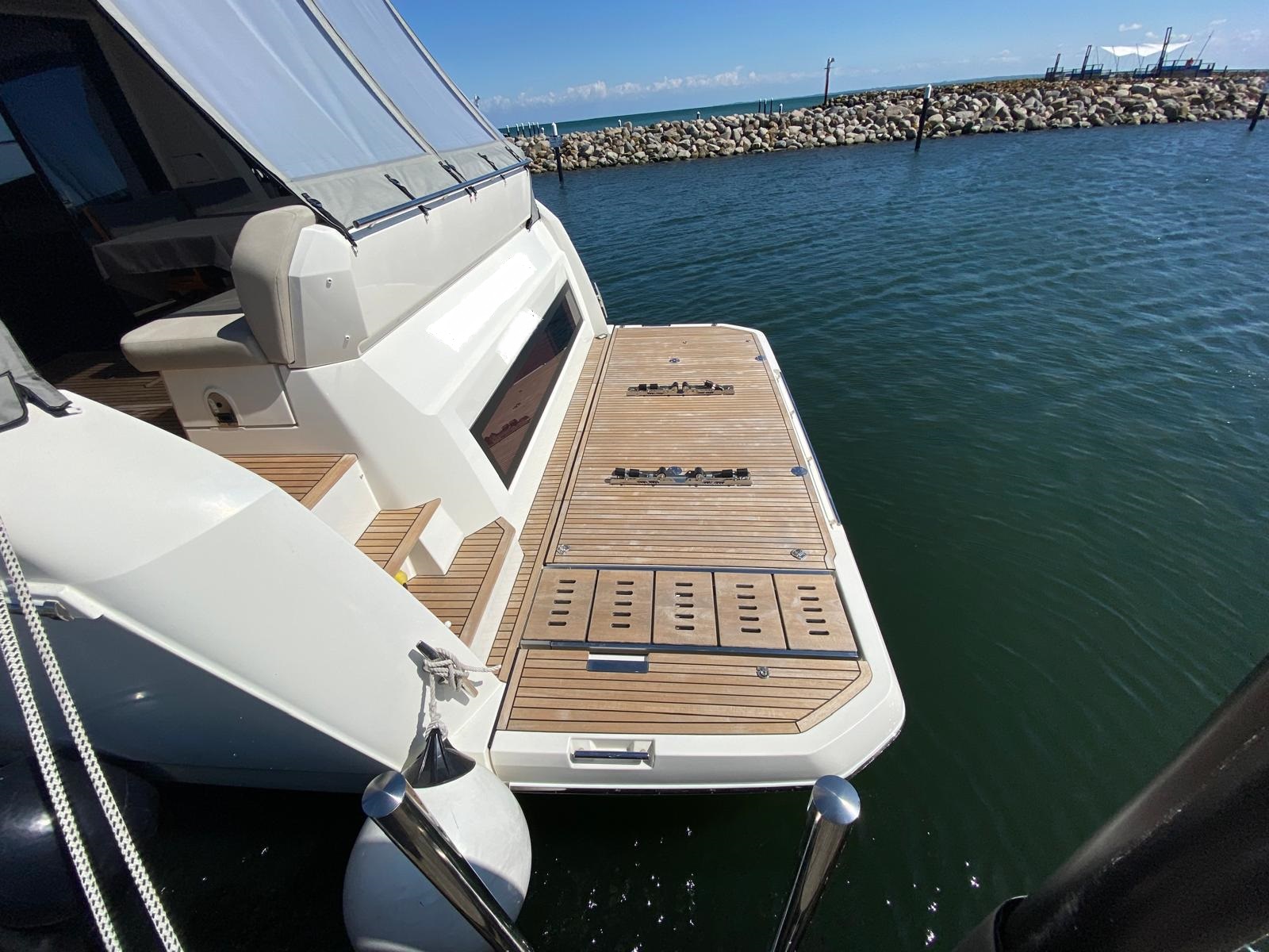 foto: 30 Prestige 590 Flybridge