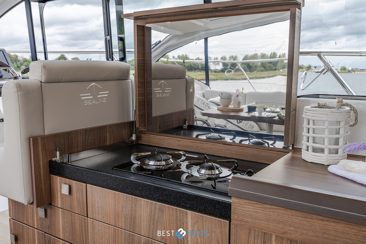 foto: 33 Sealine C330