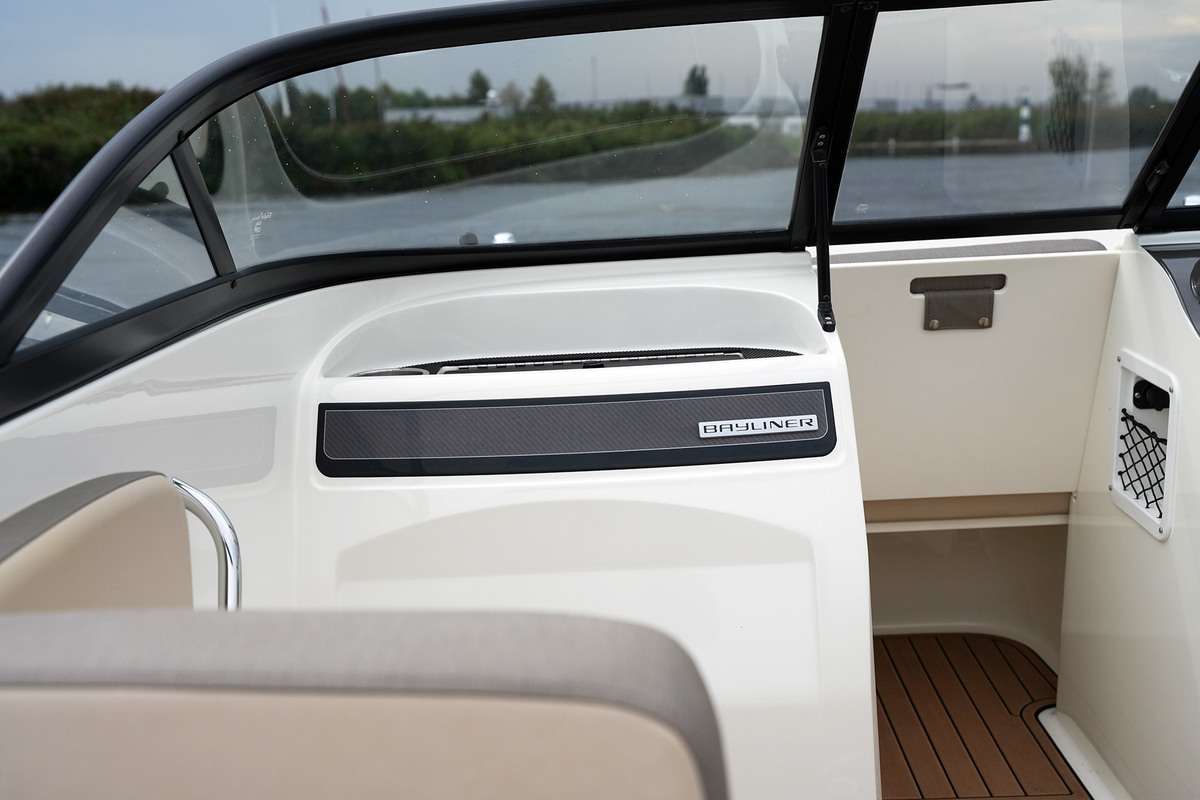 foto: 27 Bayliner VR4