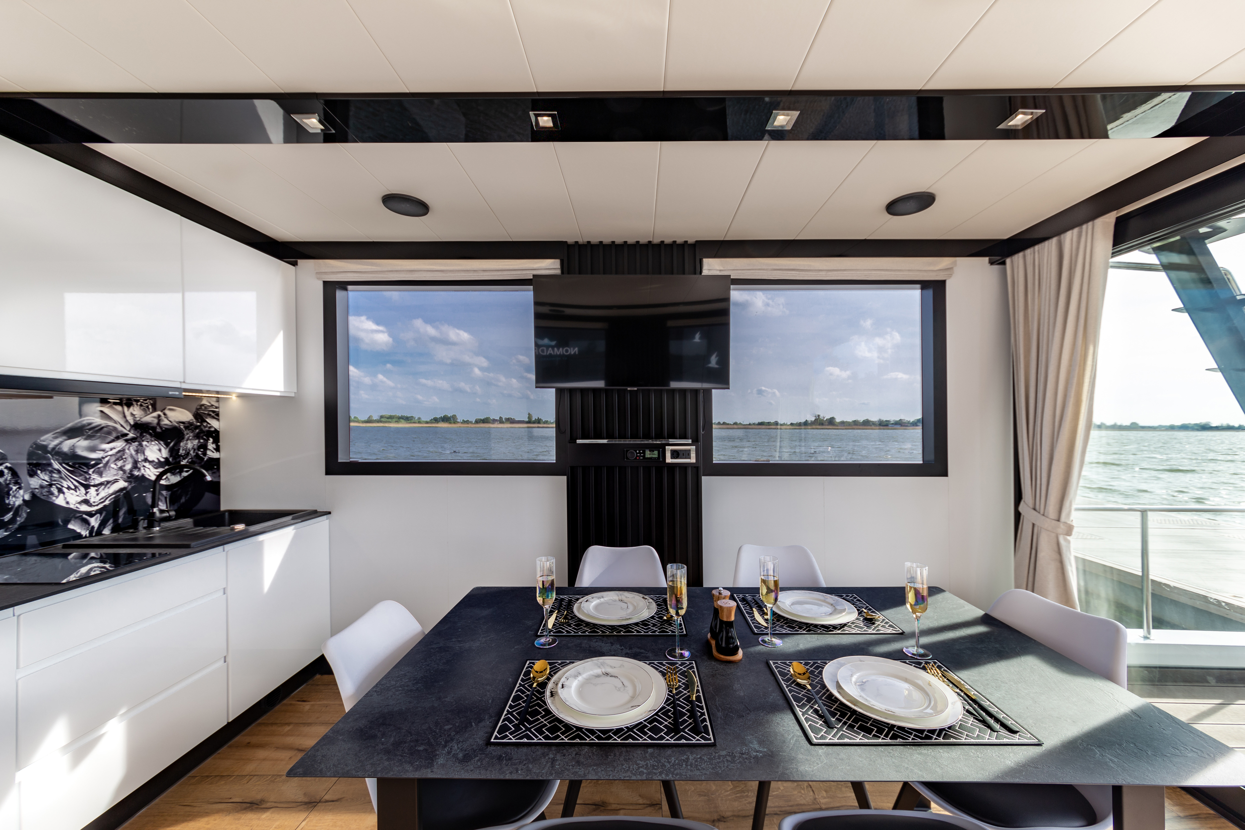 foto: 26 Nomadream Cat-House 1200 Double Decker Houseboat
