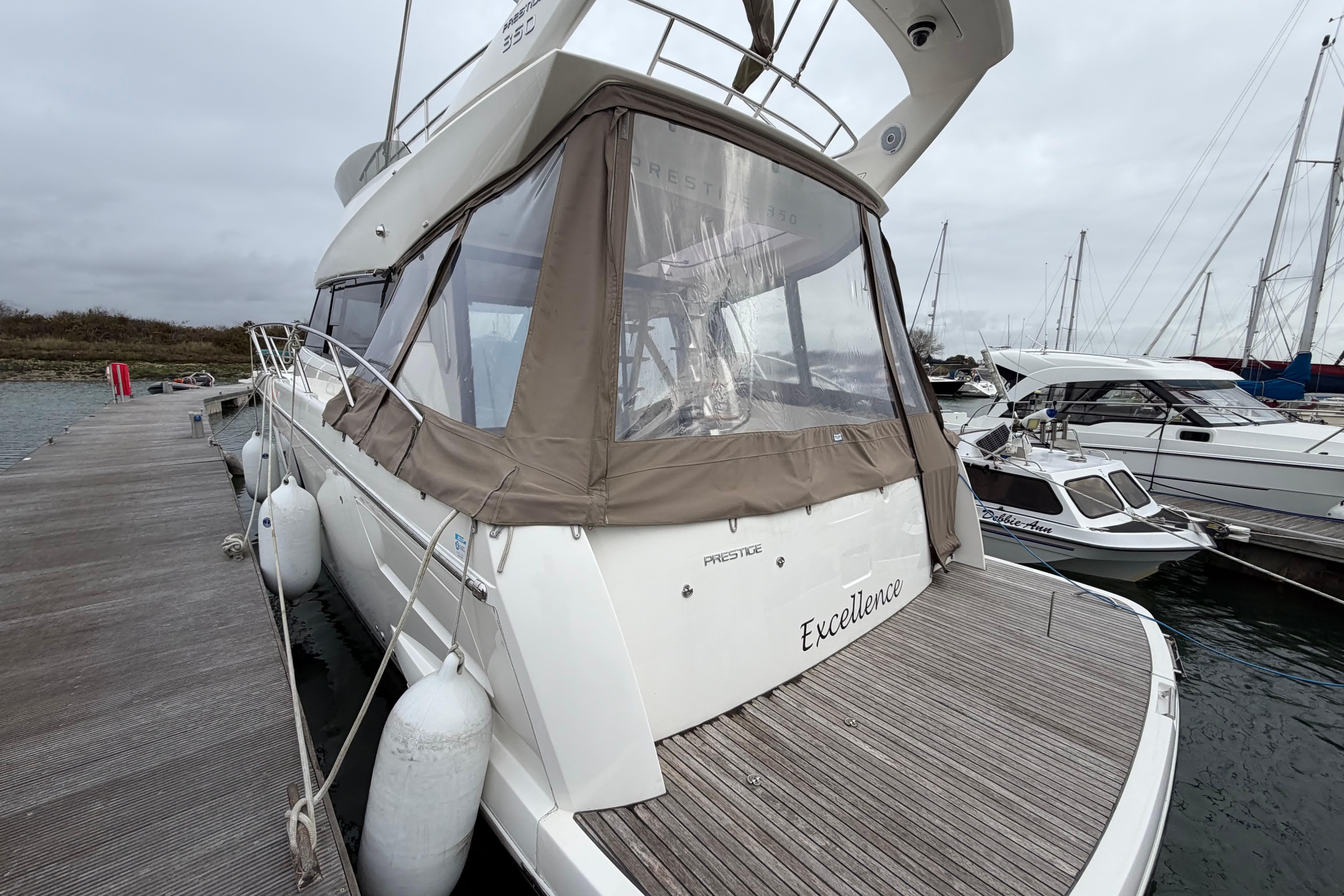 foto: 4 Prestige 350 fly