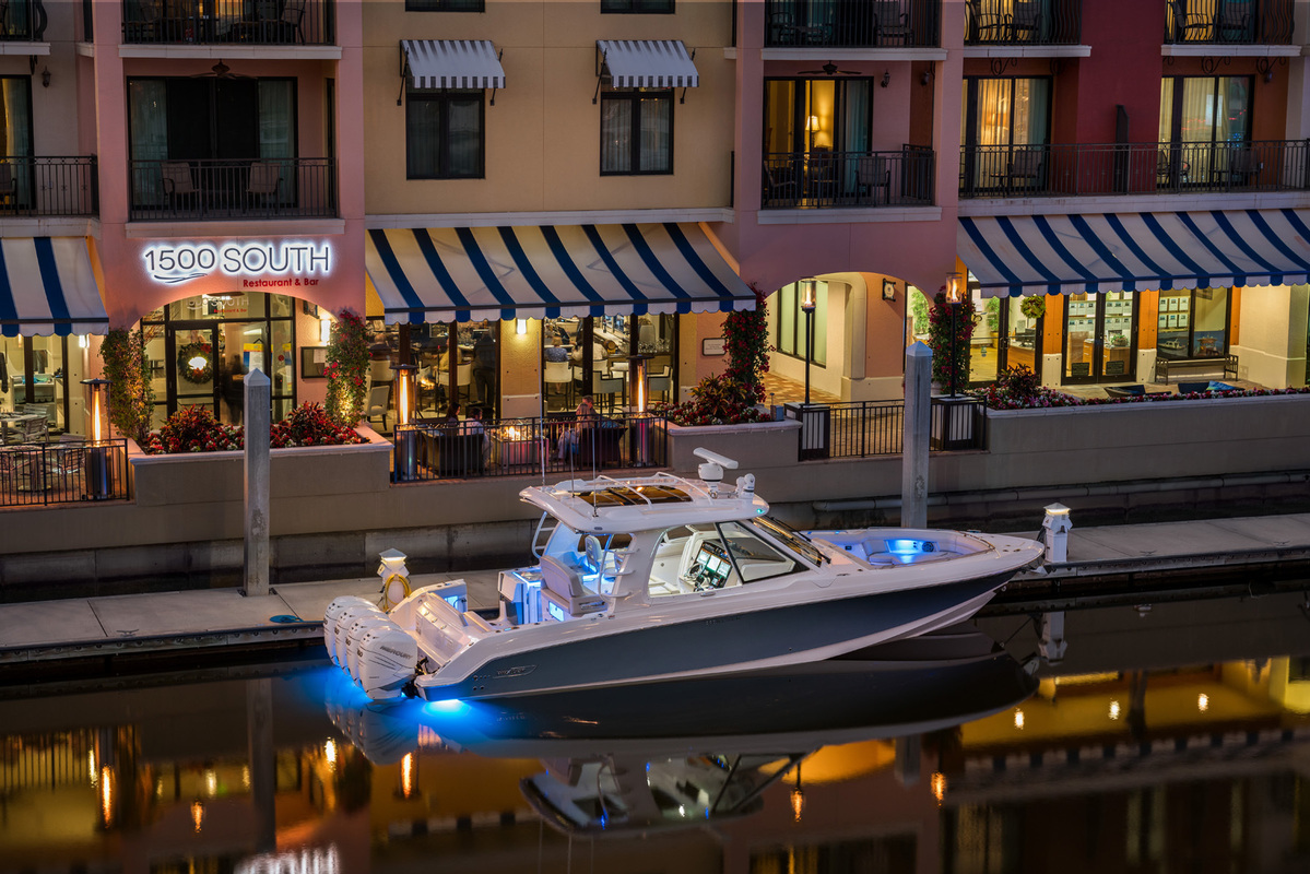 foto: 21 Boston Whaler 380 Realm