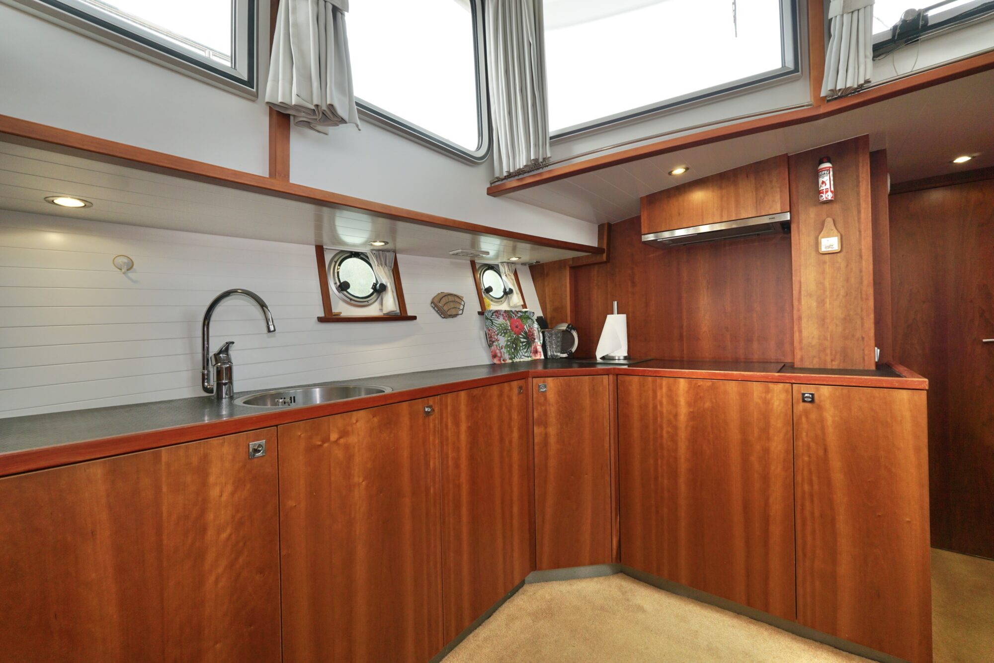 foto: 121 Serious Yachts Serious Yachts Gently Low Bridge 45 Sedan