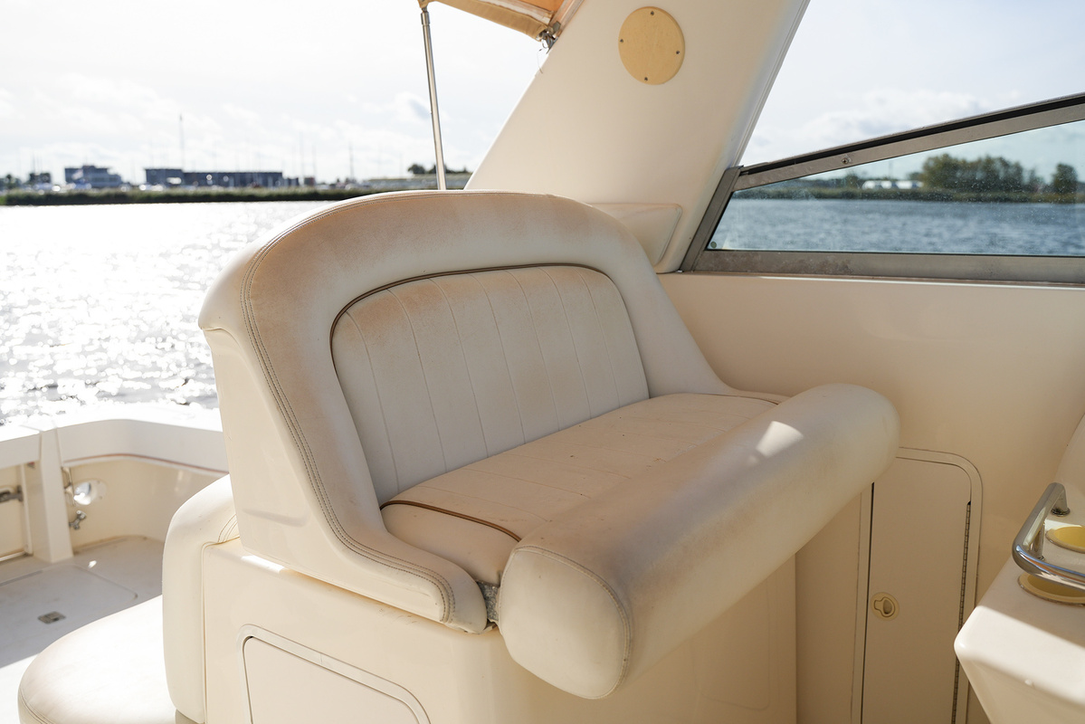 foto: 34 Sea Ray 330 Express Cruiser