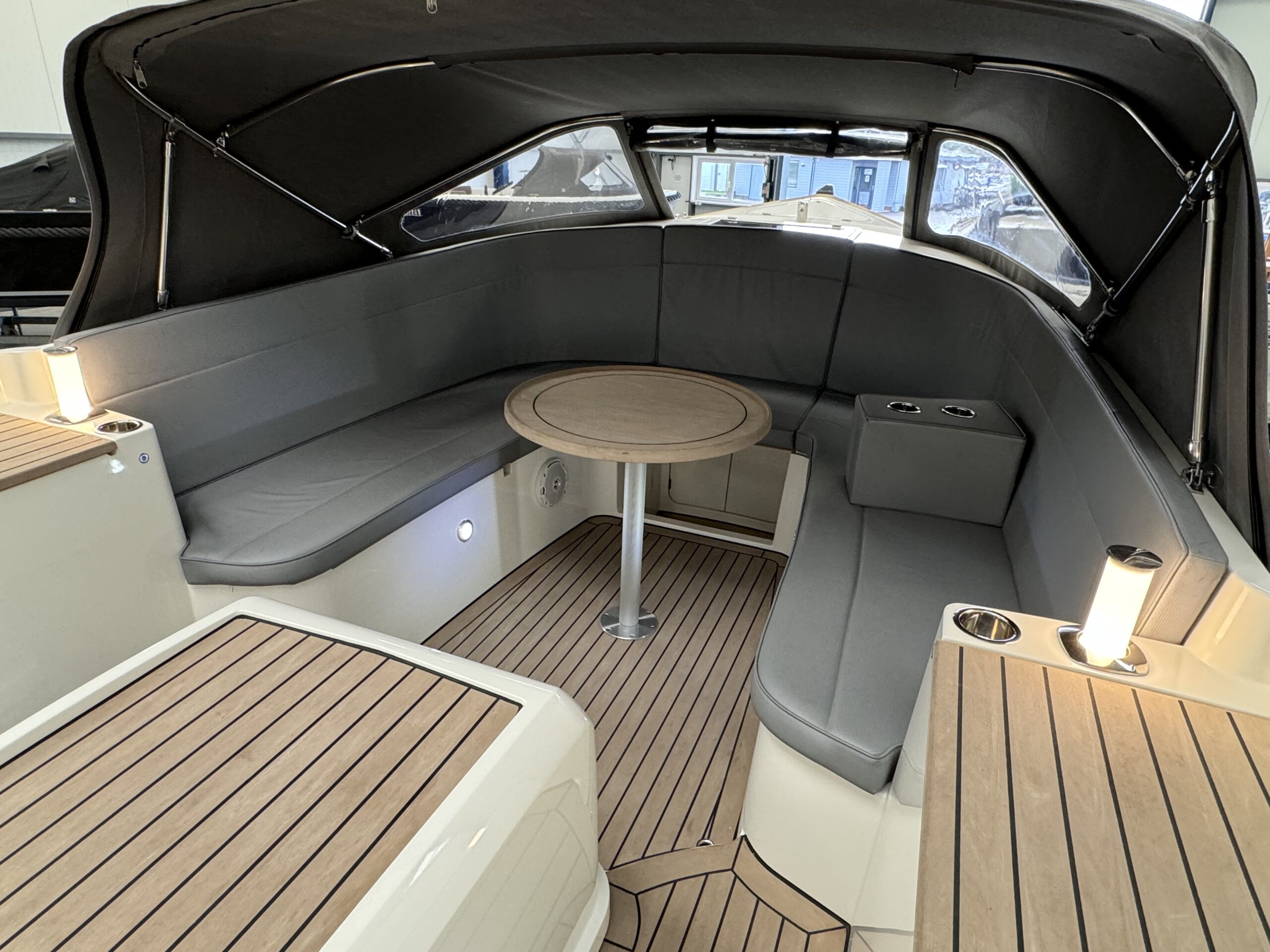 foto: 74 Motorboat 800