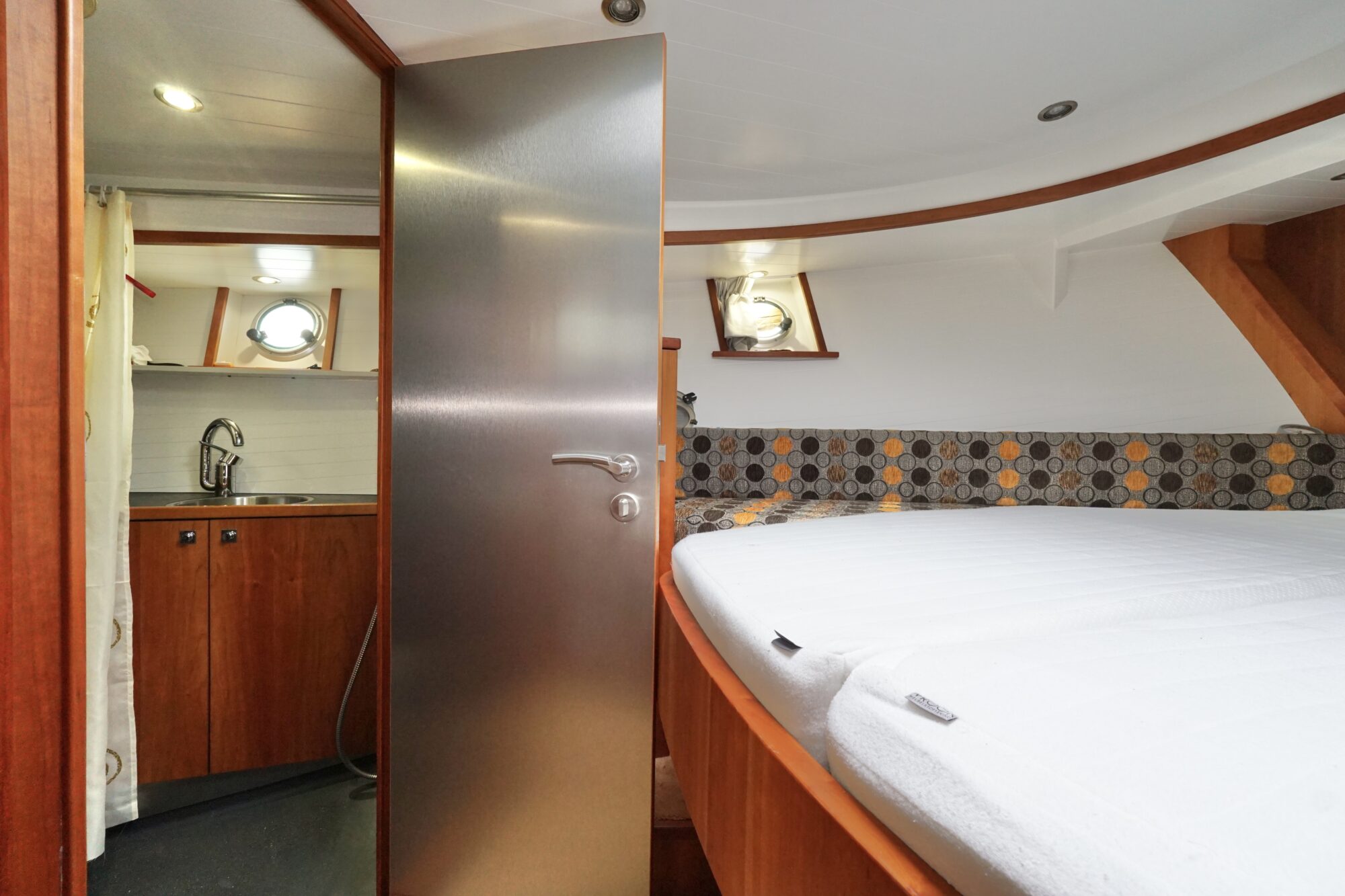 foto: 123 Serious Yachts Serious Yachts Gently Low Bridge 45 Sedan