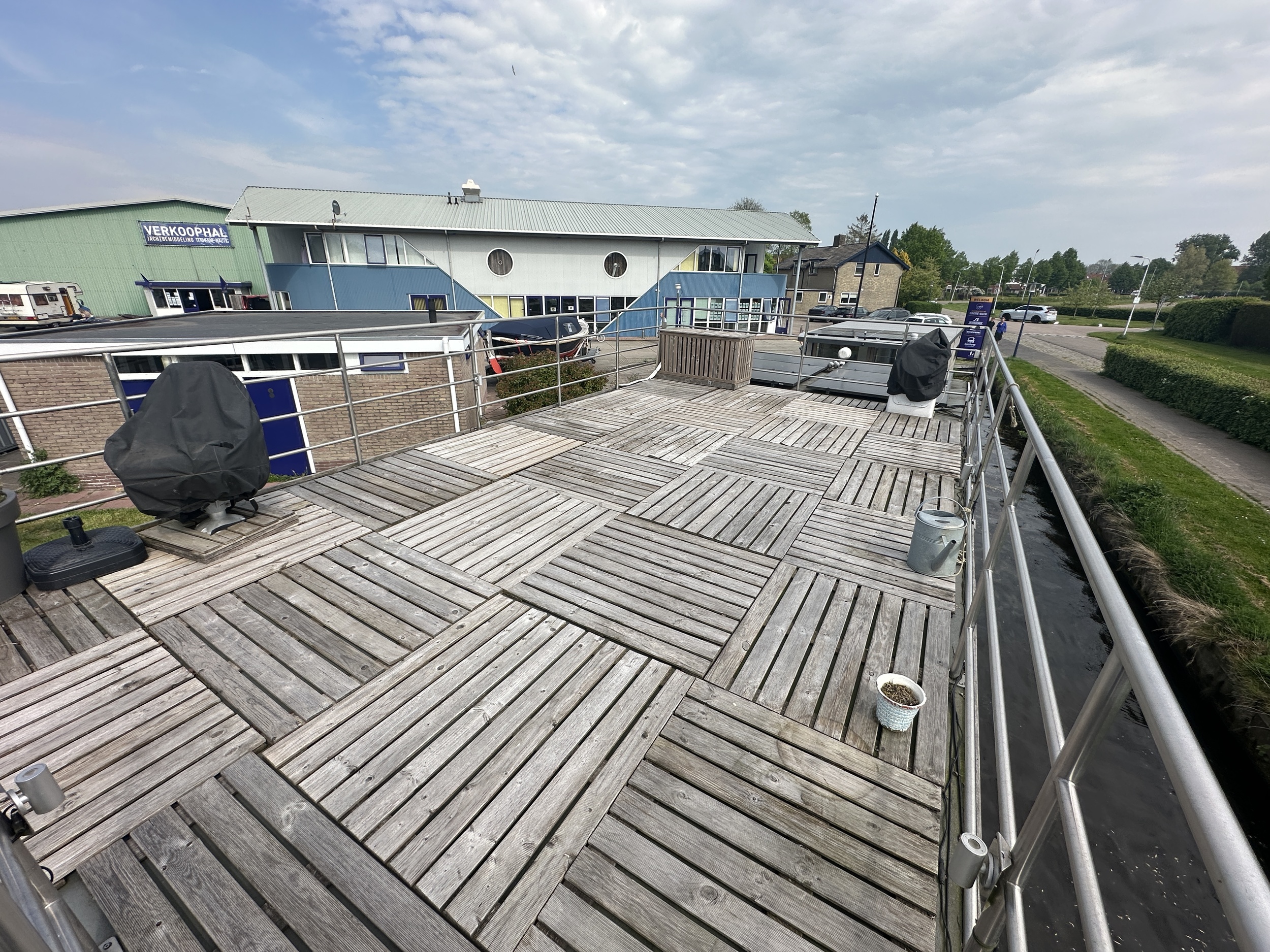 foto: 32 Lotus Houseboats 12 XT - Boven Besturing
