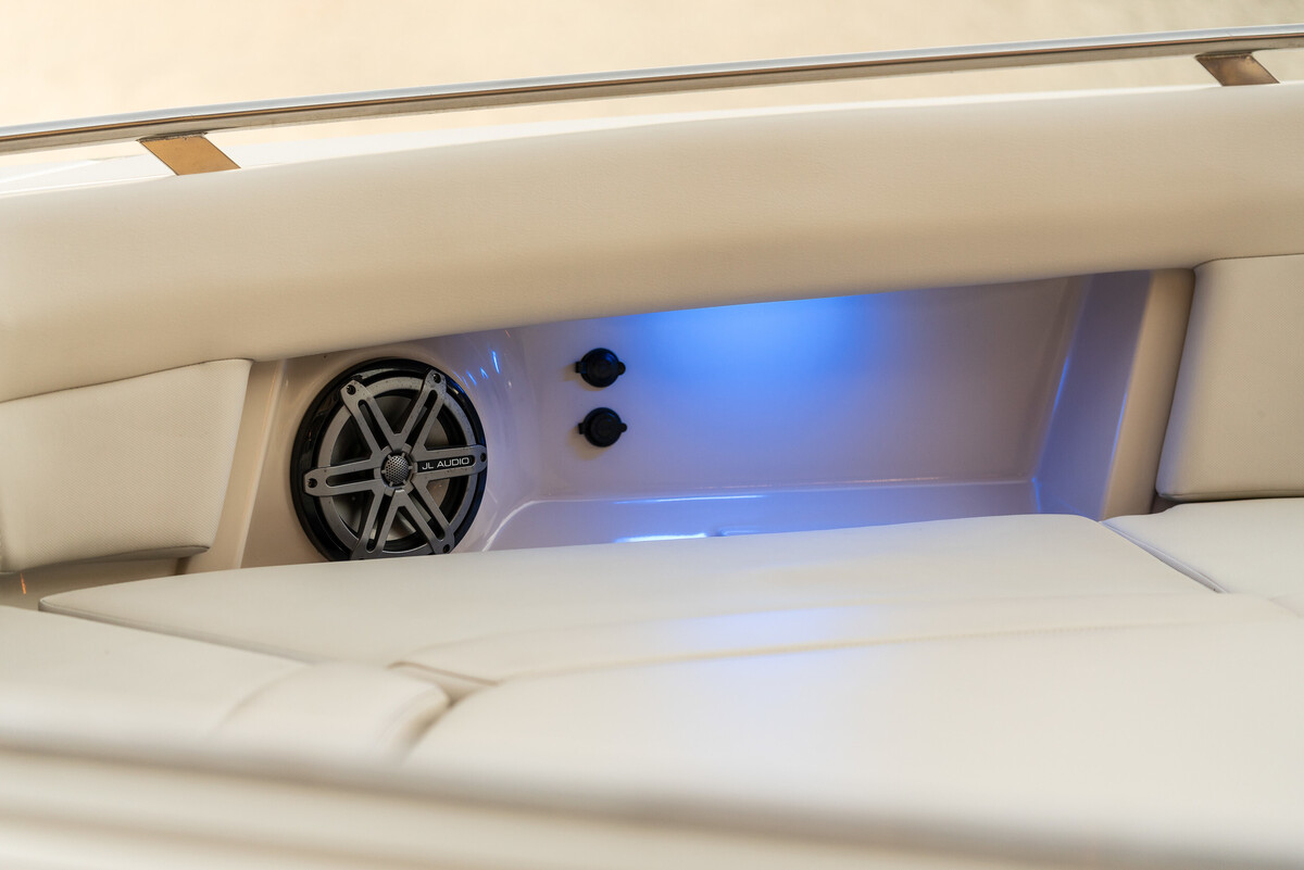 foto: 22 Boston Whaler 380 Realm