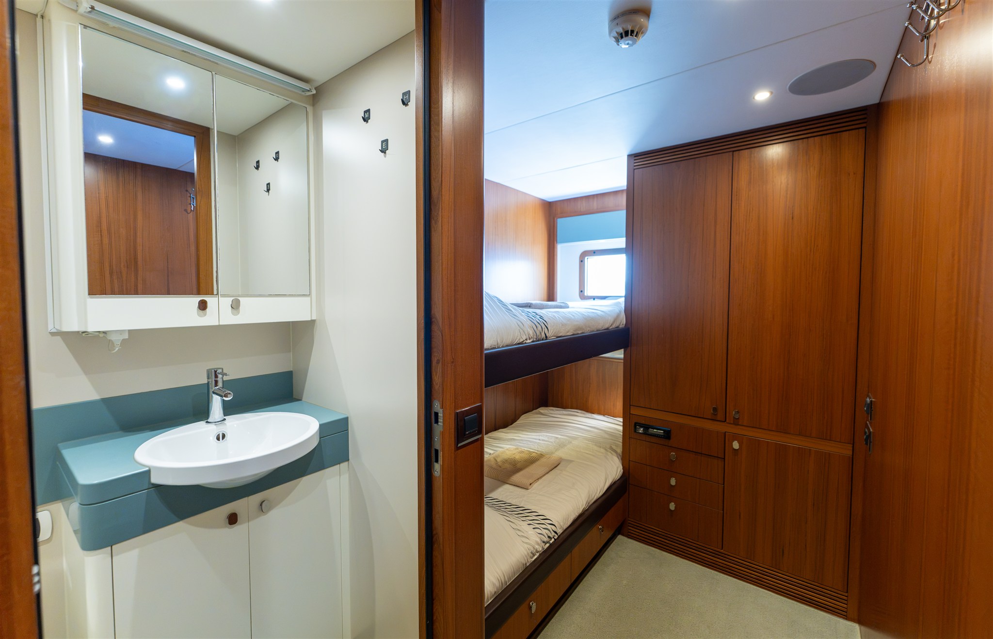 foto: 75 Van Der Valk Shipyard Custom Explorer