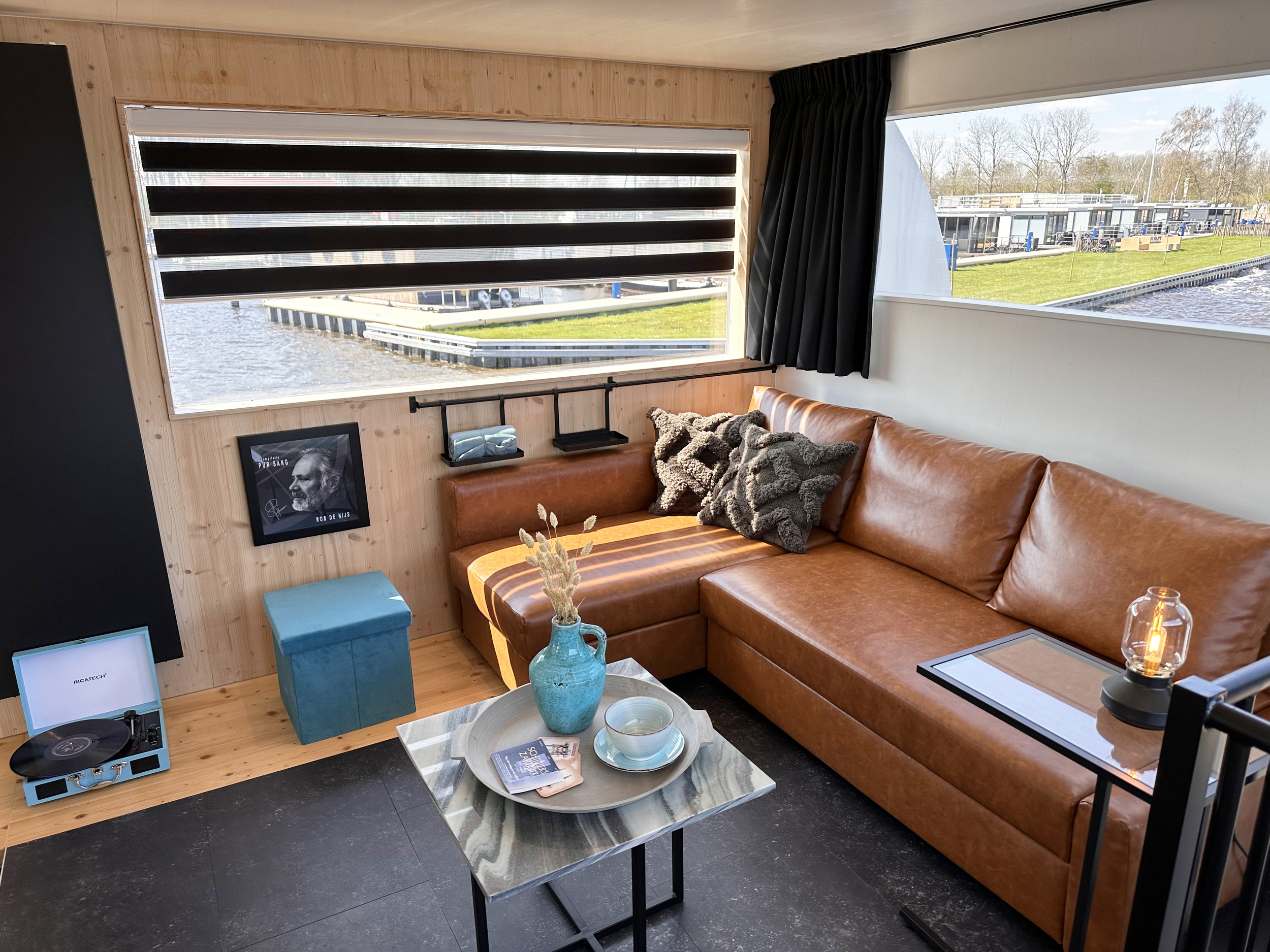 foto: 43 HOMESHIP VaarLoft Volledig Elektrische Houseboat