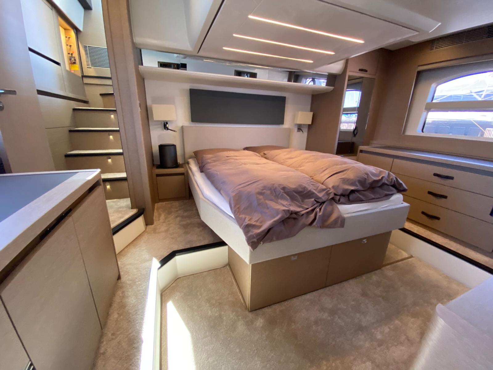 foto: 31 Prestige 590 Flybridge