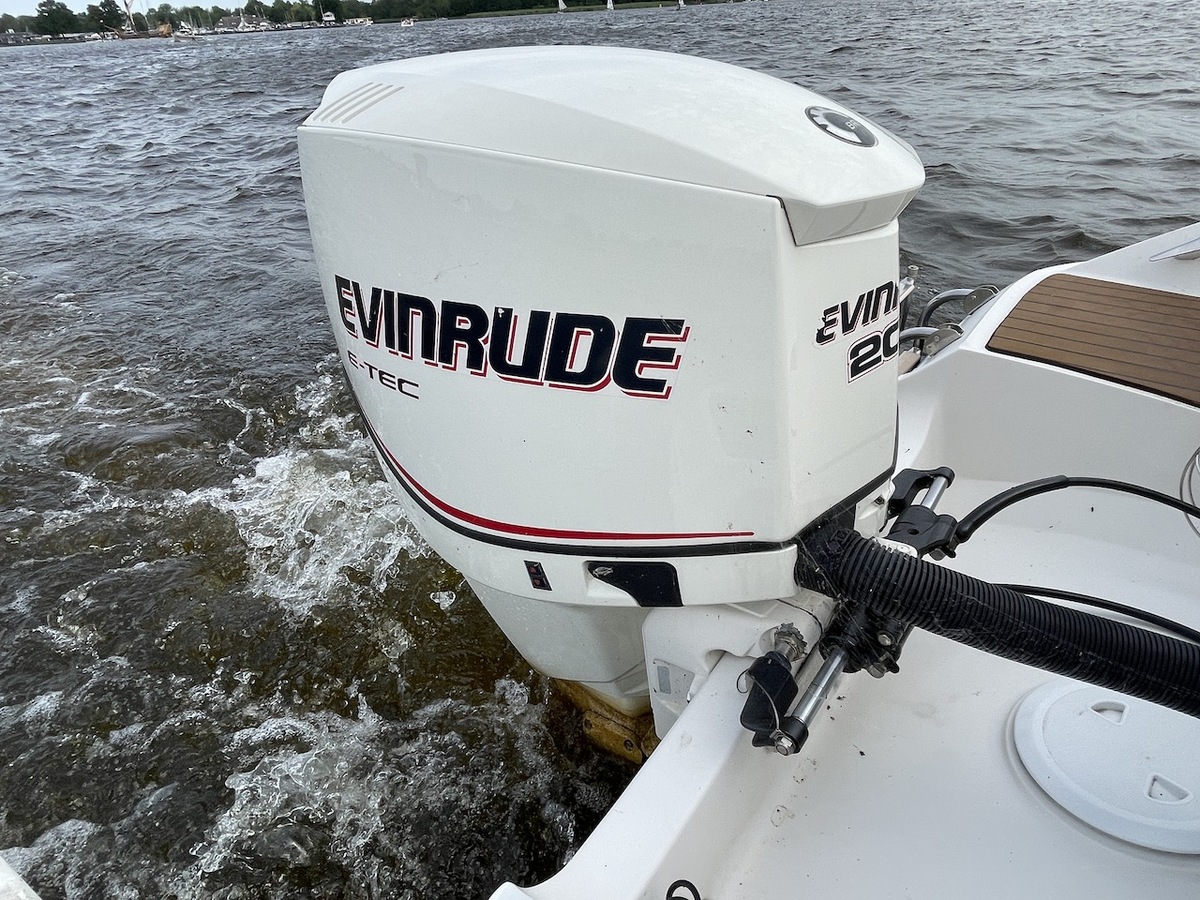 foto: 8 Quicksilver 635