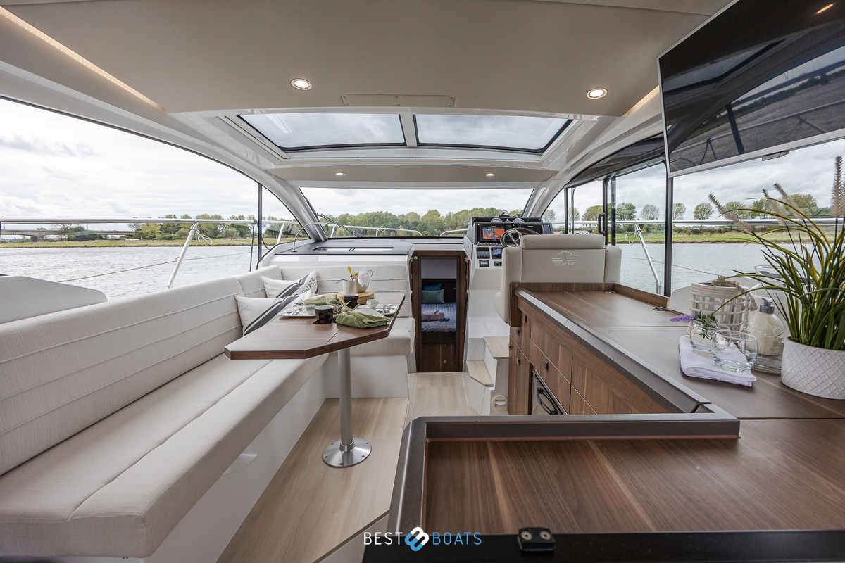 foto: 34 Sealine C330
