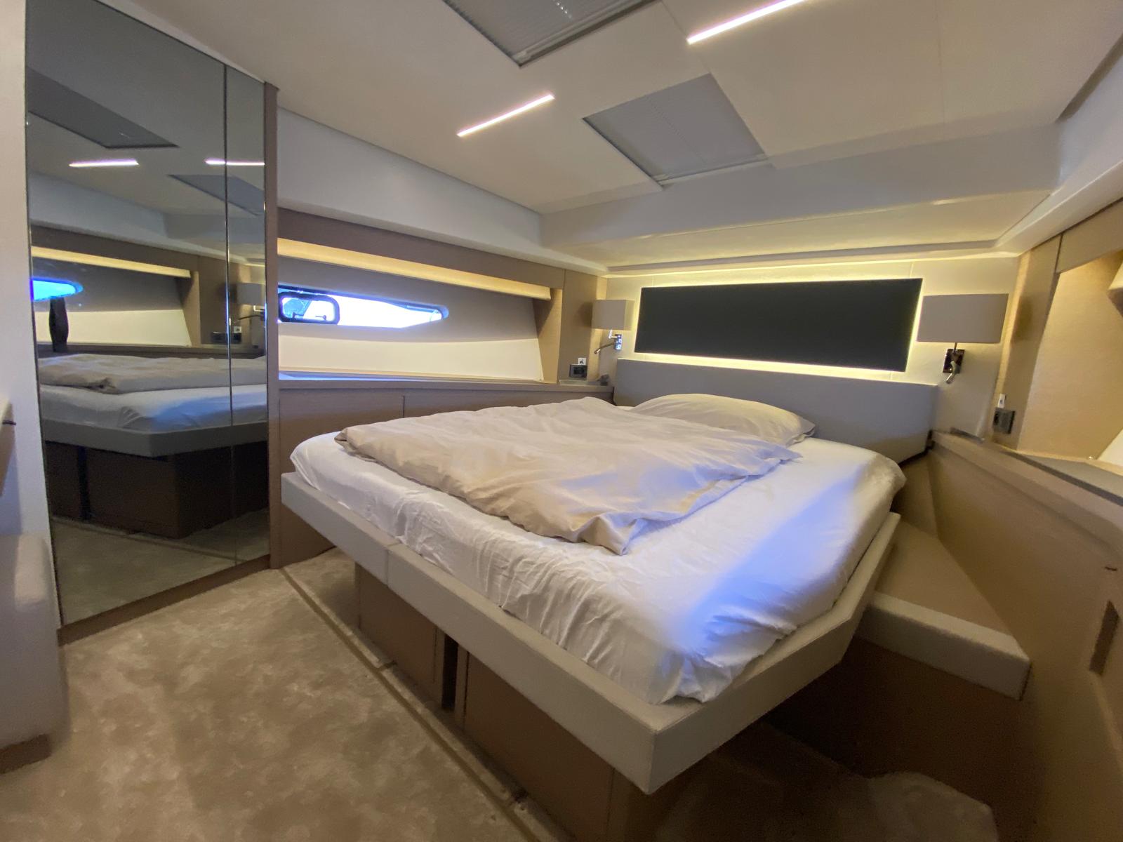 foto: 32 Prestige 590 Flybridge