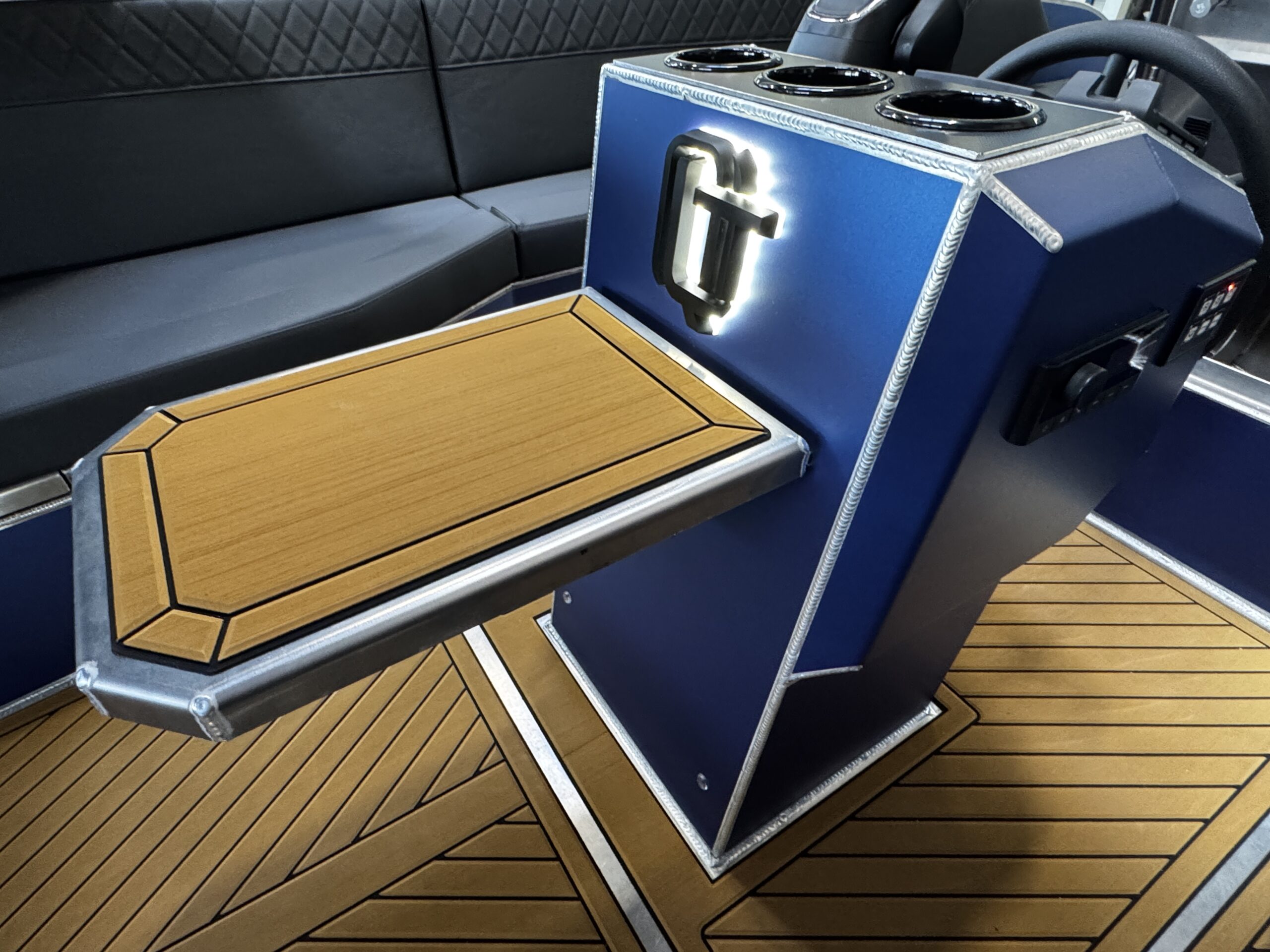 foto: 17 Qualia QT 22 Outboard