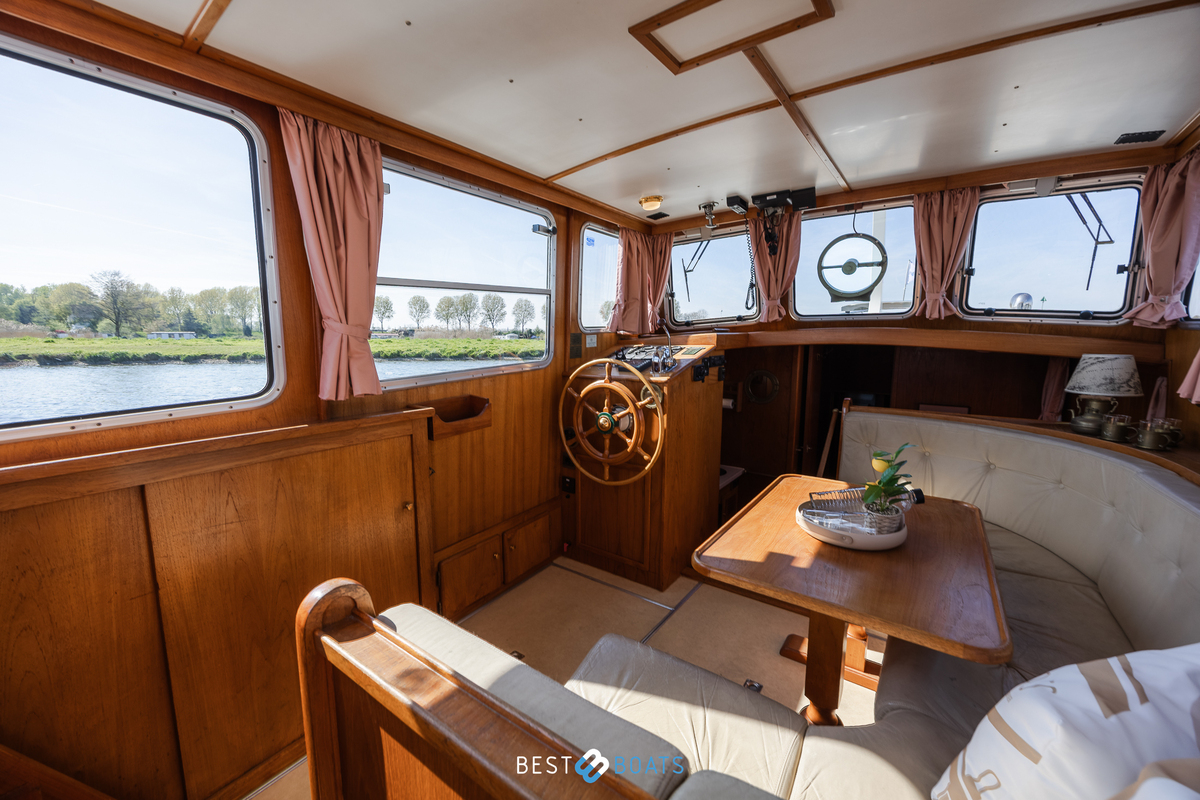 foto: 29 Linssen  St. Jozef 1050 Salon AK-L