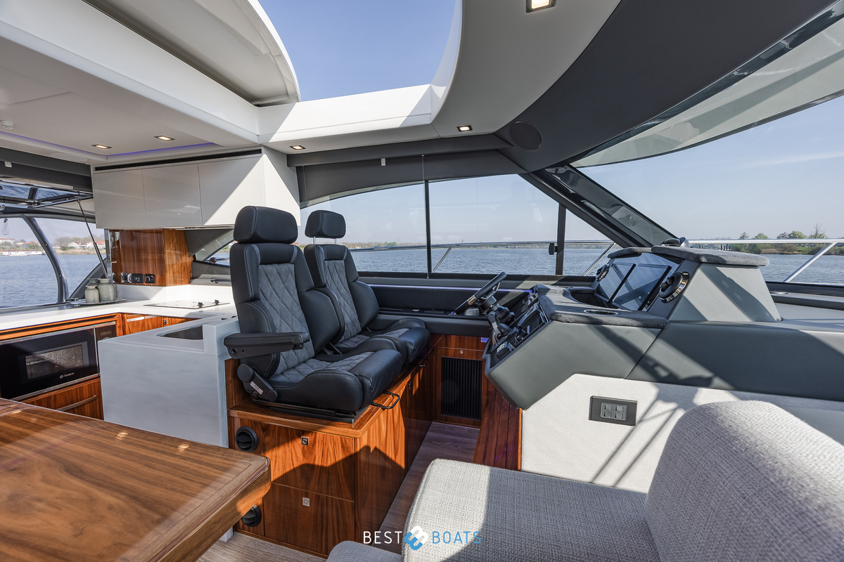 foto: 57 Riviera 4600 SPORT YACHT-PLATINUM EDITION