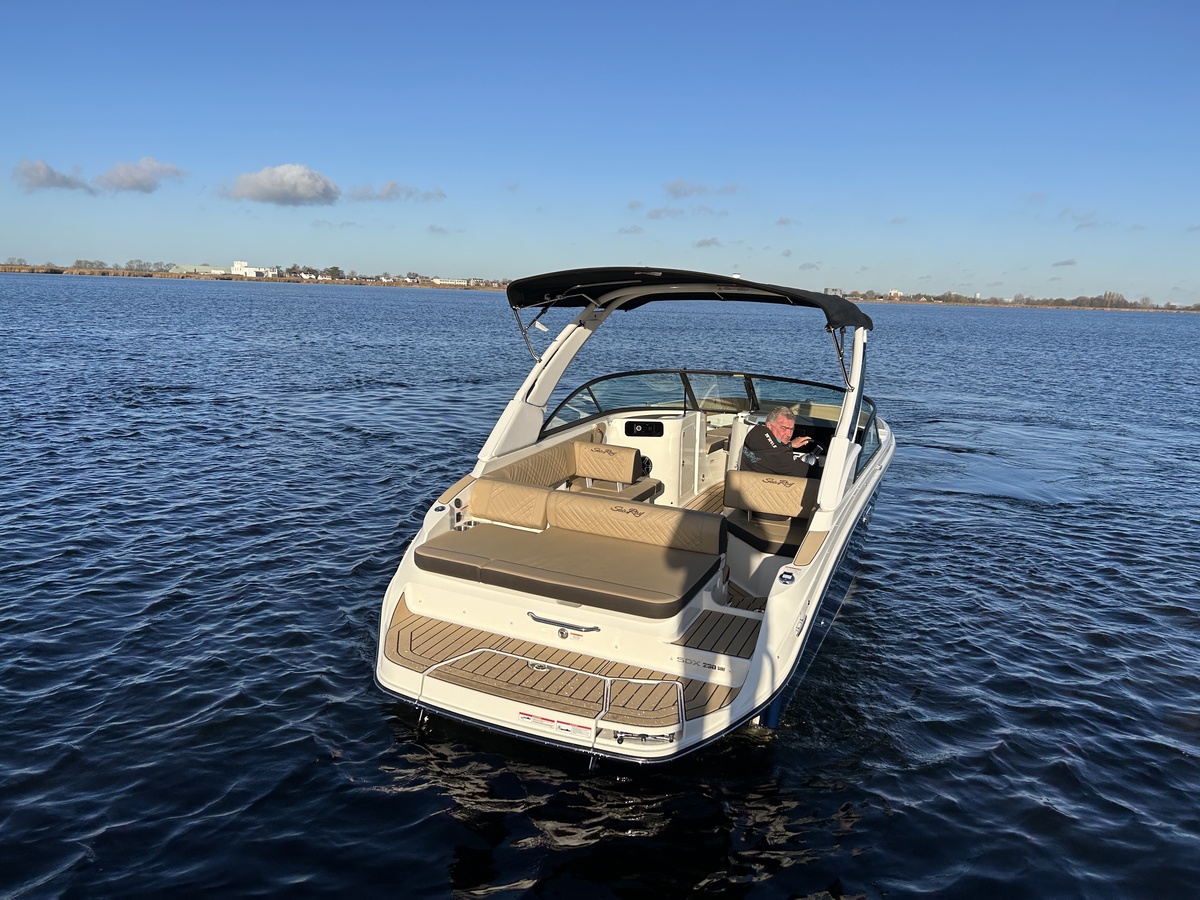 foto: 33 Sea Ray Sea Ray SDX 230 Surf