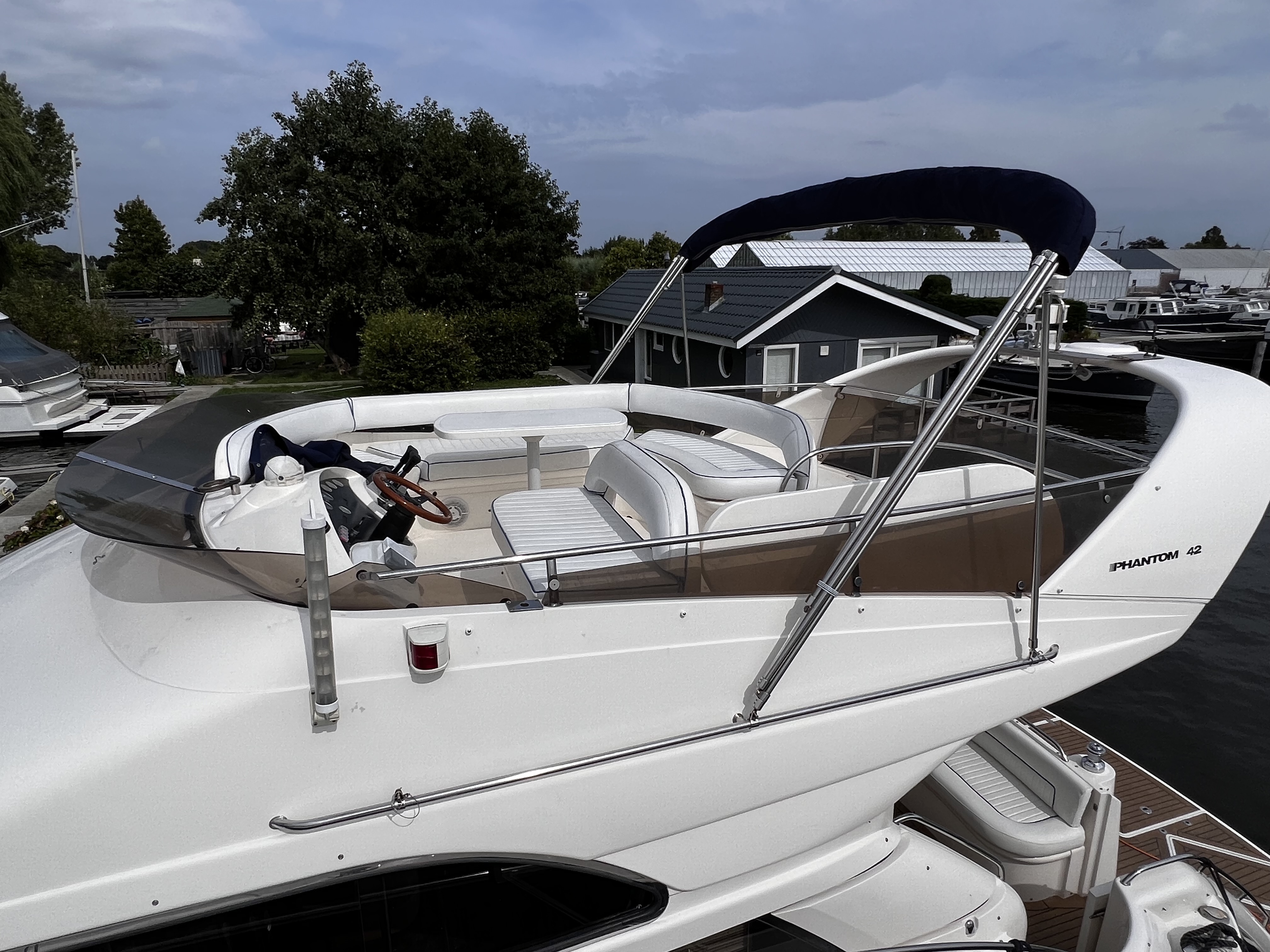 foto: 30 Fairline Phantom 42