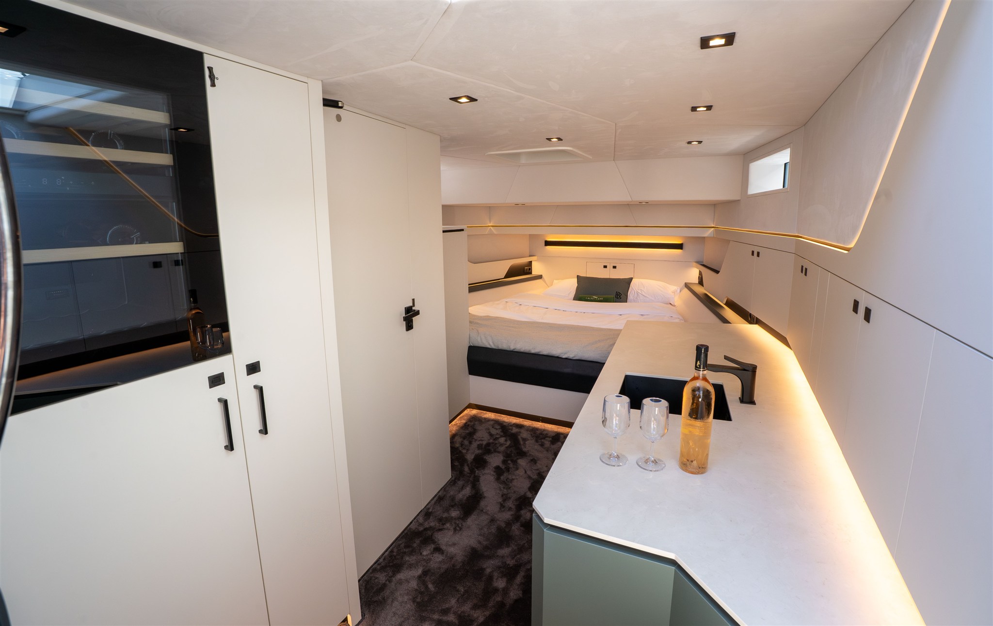 foto: 21 Vanquish Yachts VQ 54