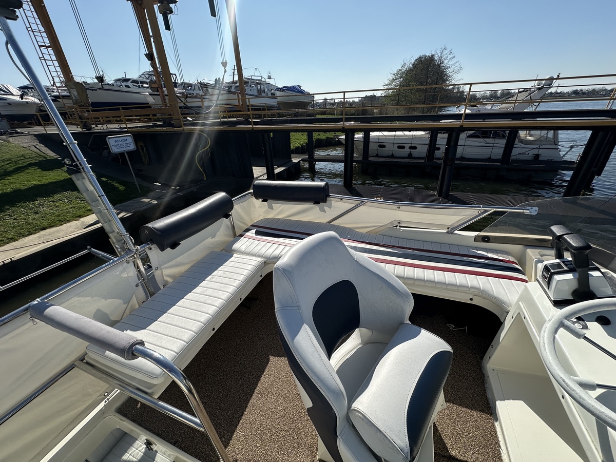 foto: 30 Fairline  31 Corniche 
