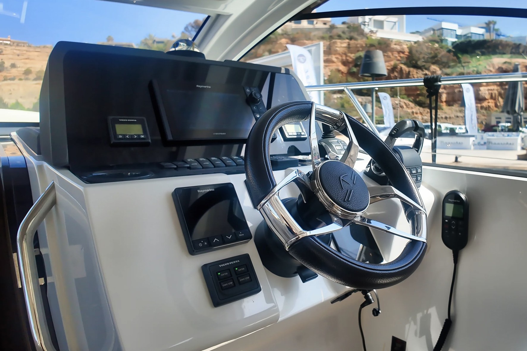 foto: 845 Sealine Sealine S335