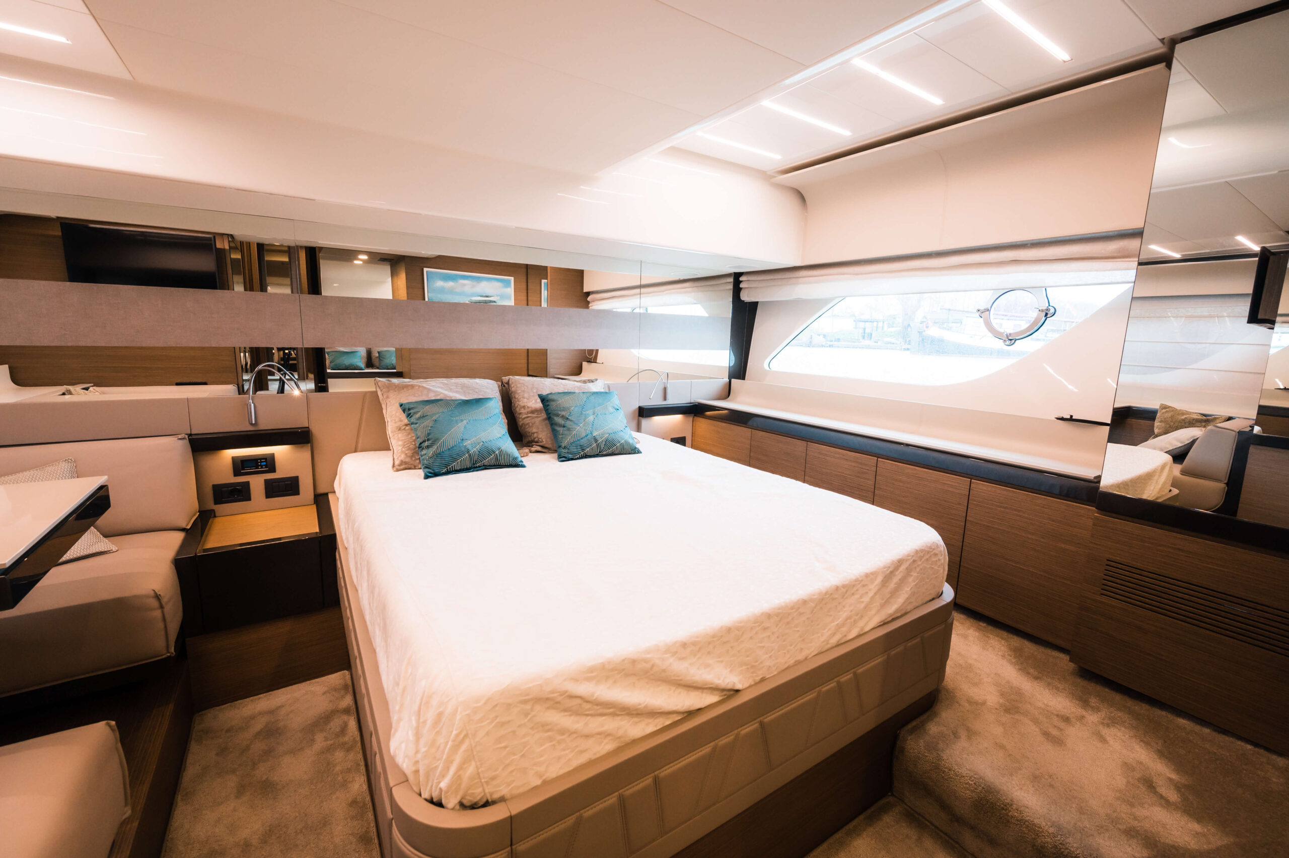 foto: 64 Ferretti Yachts 550