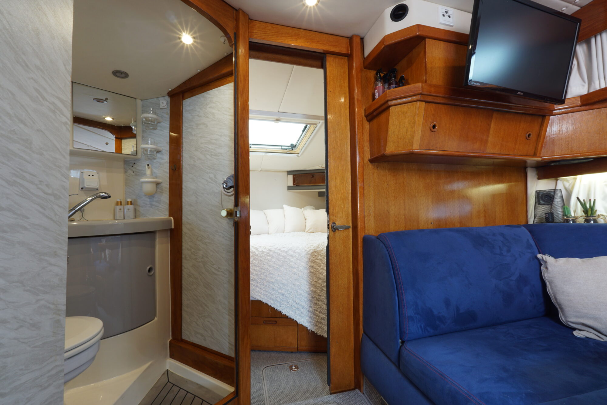 foto: 28 Sealine Sealine 328 Sport Bridge