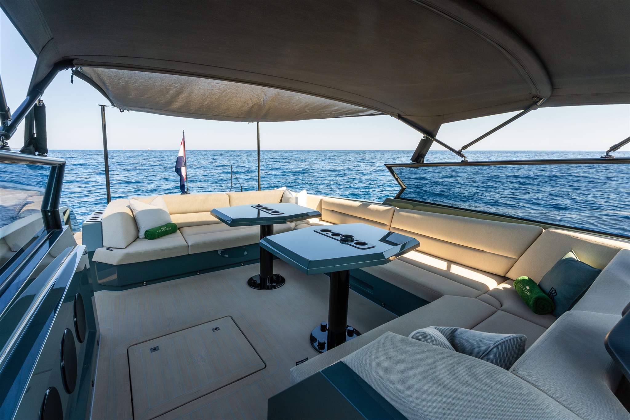 foto: 22 Vanquish Yachts VQ 54
