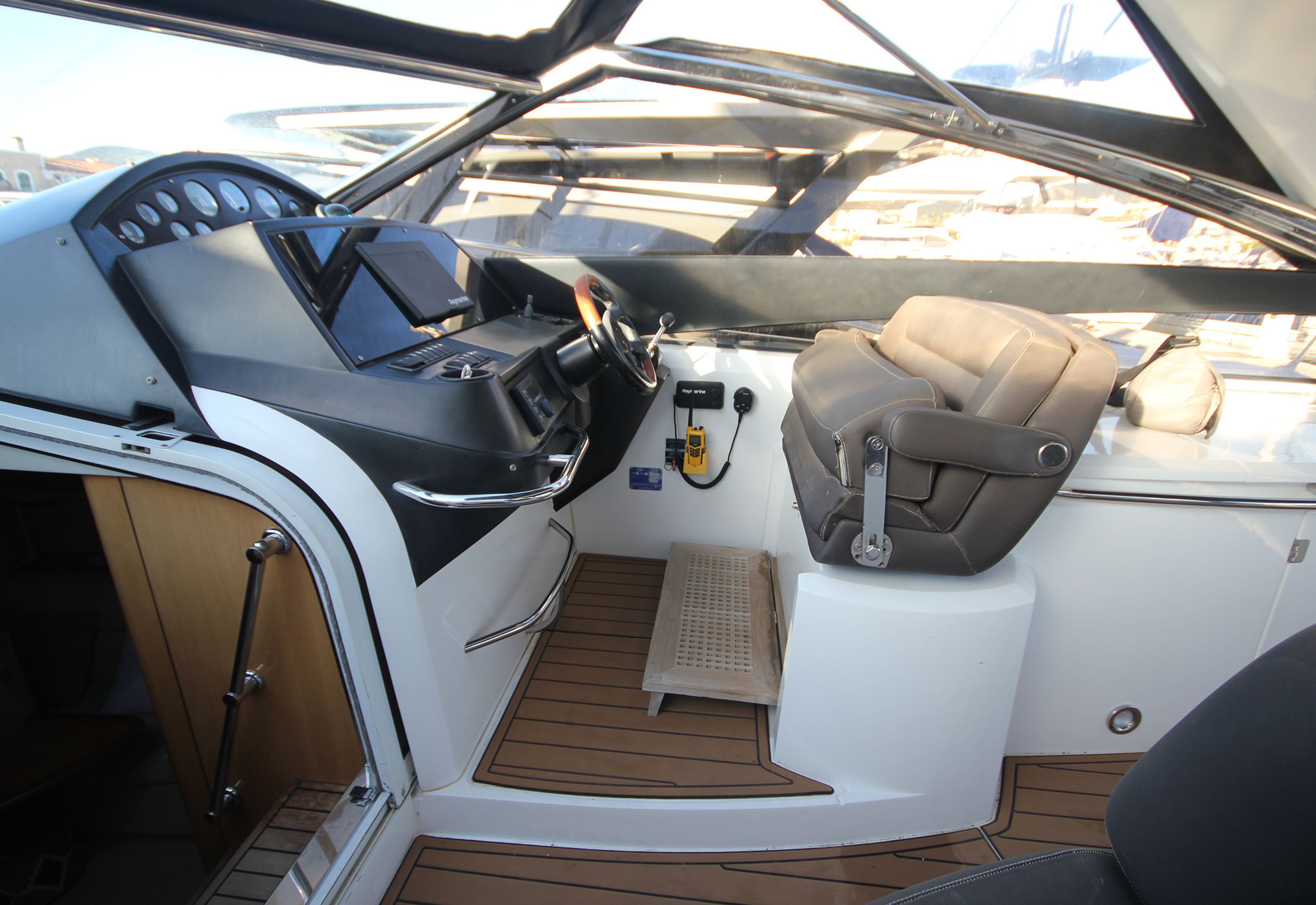 foto: 18 Sunseeker Portofino 53