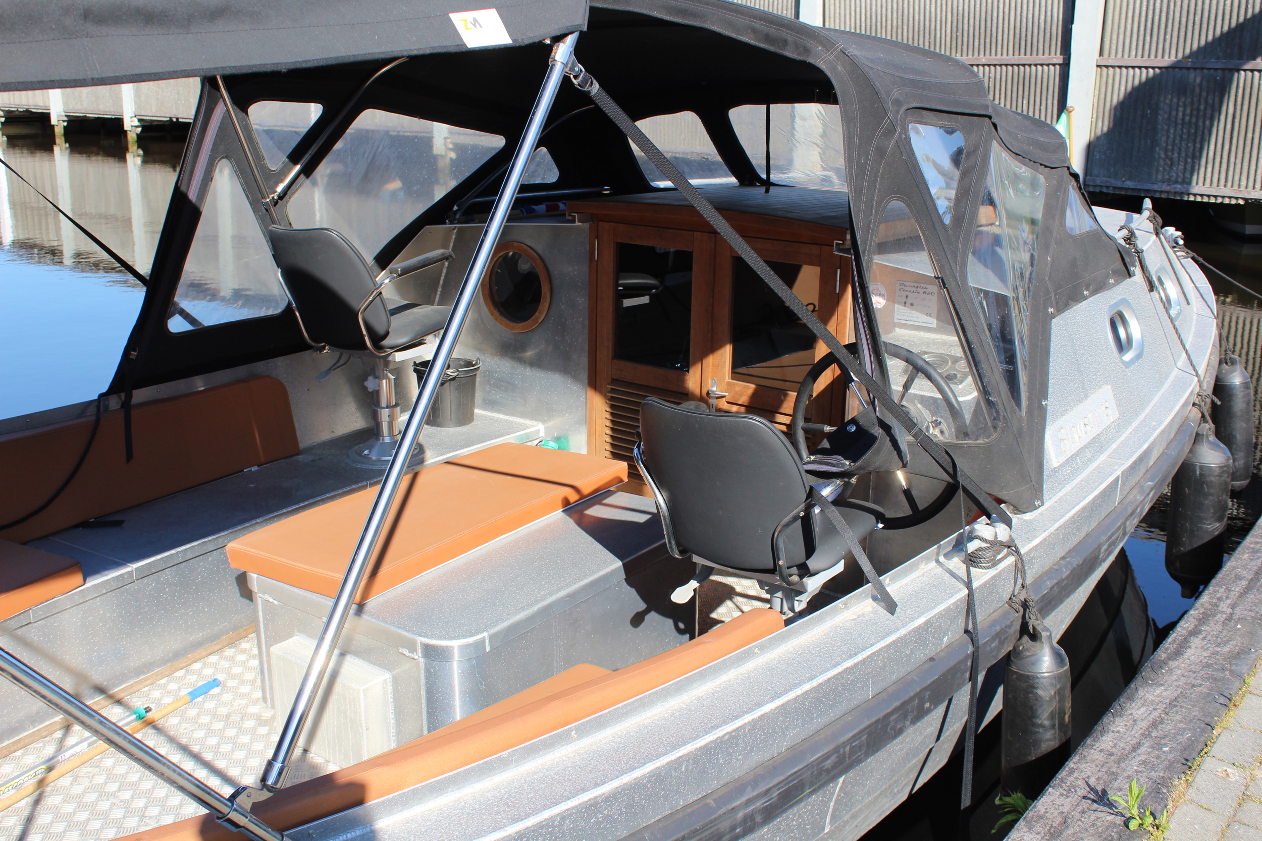 foto: 32 Black Fish Cabin 850 XL