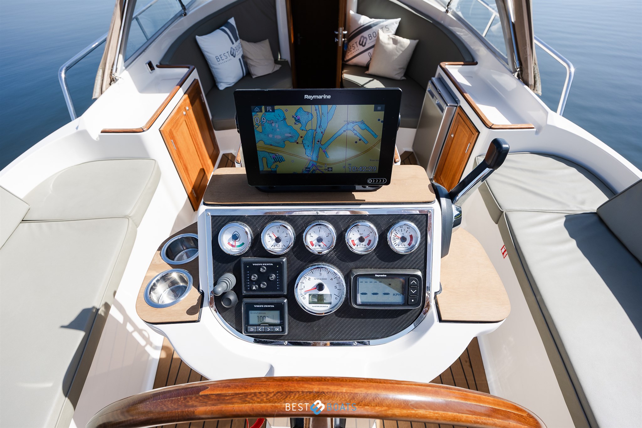 foto: 28 Interboat Intercruiser 27 Cabin