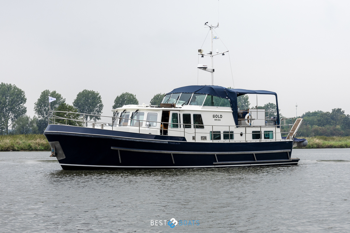 foto: 81 Tradewind 33