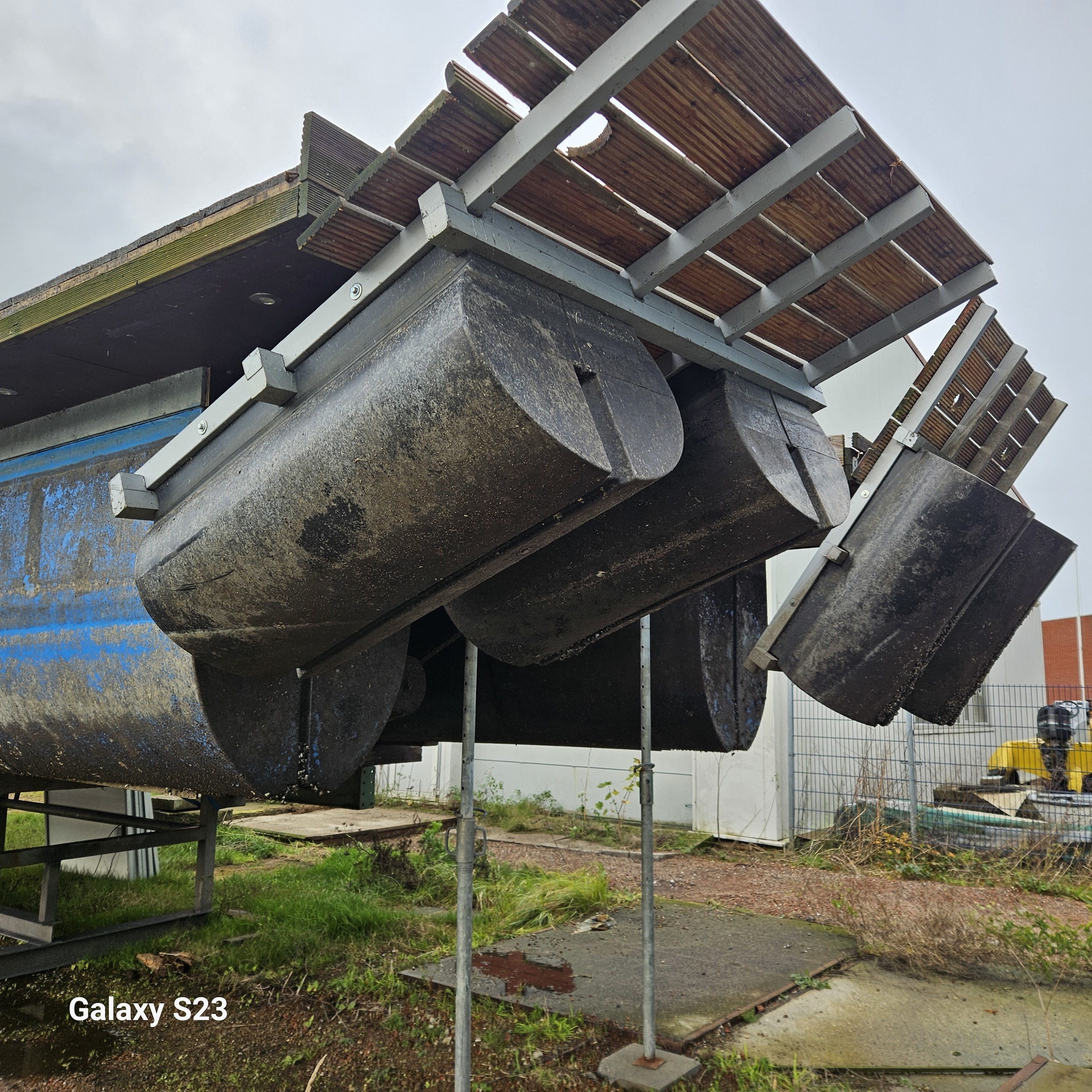foto: 20 LST Boatin (onderstel) Houseboat