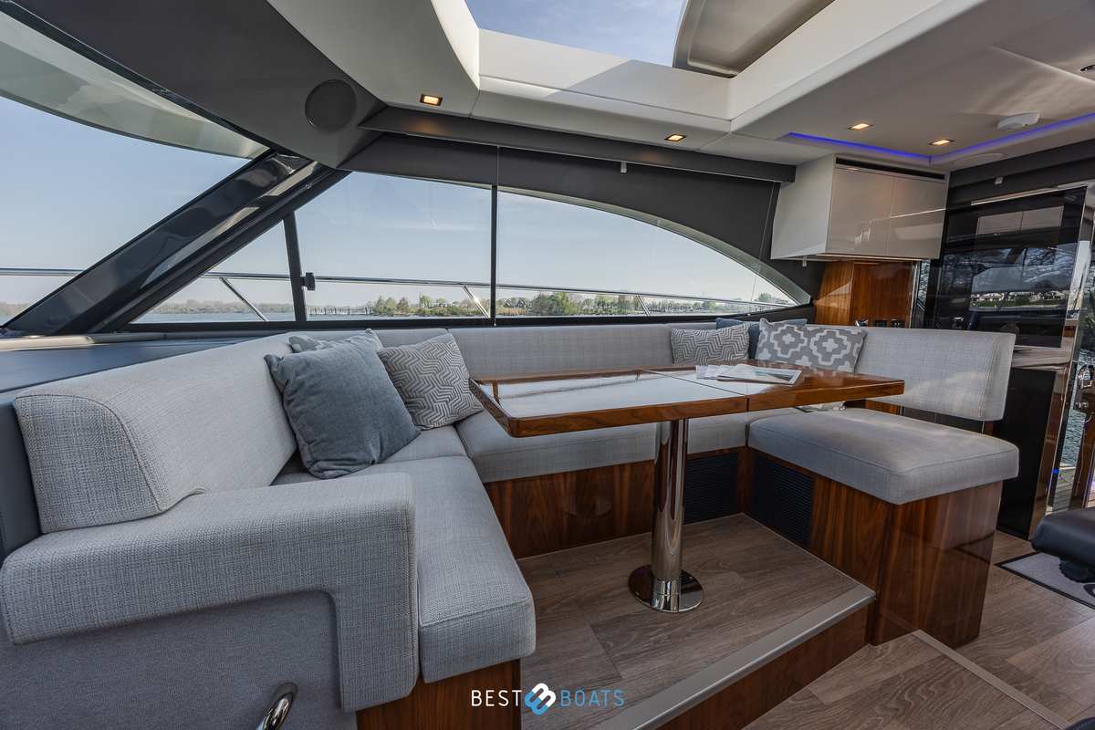 foto: 58 Riviera 4600 SPORT YACHT-PLATINUM EDITION