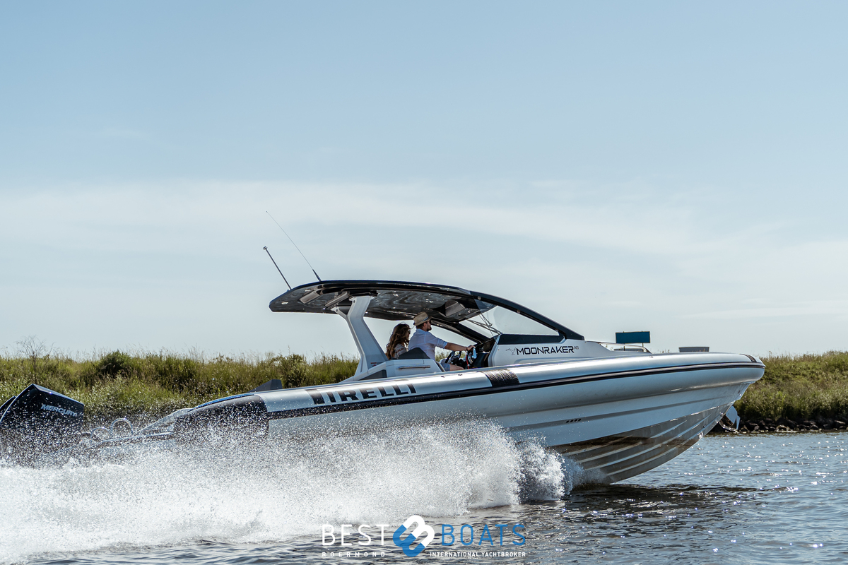 foto: 21 Pirelli 35 Outboard