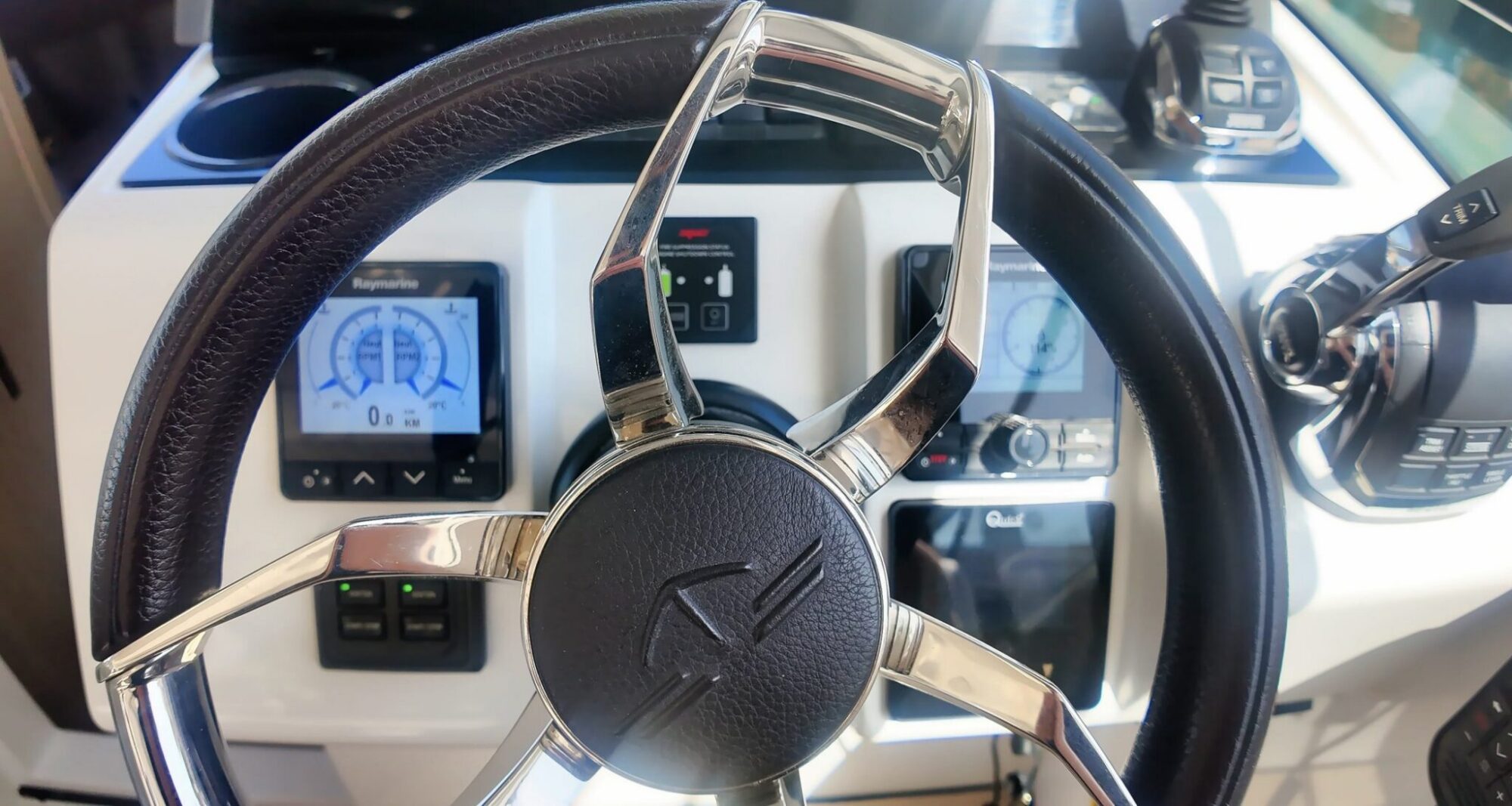 foto: 861 Sealine Sealine S335
