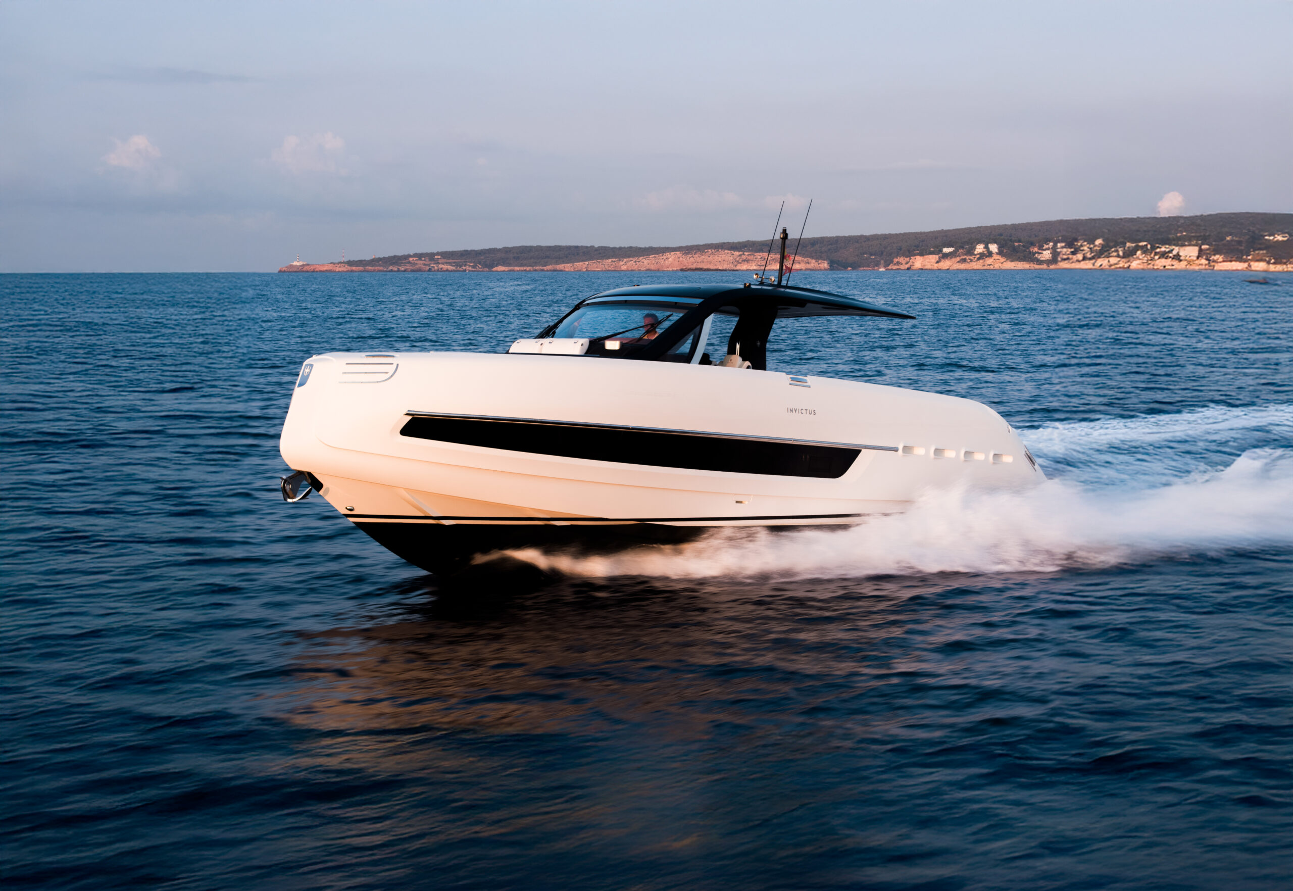 foto: 51 Invictus TT460