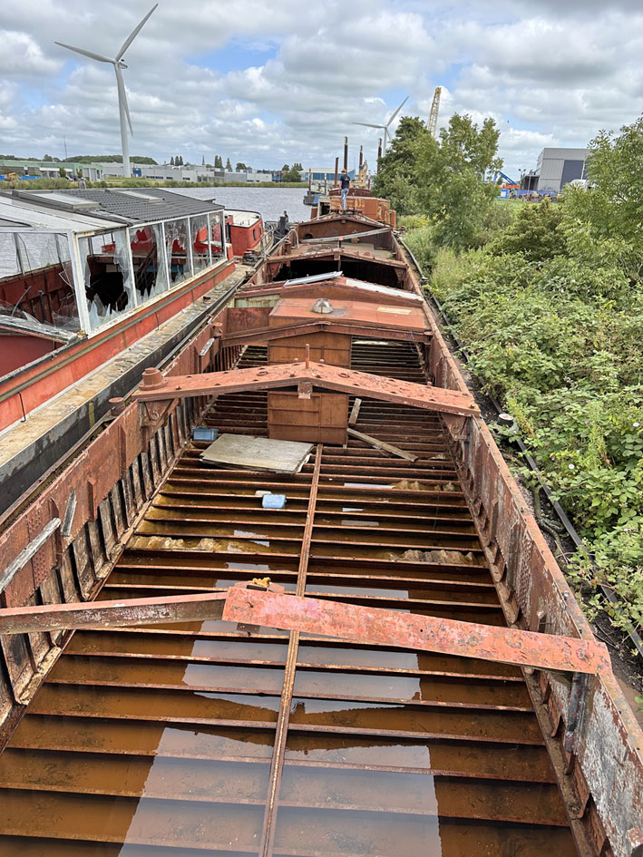 foto: 19 Luxe Motor Elizabeth III 42.46 casco