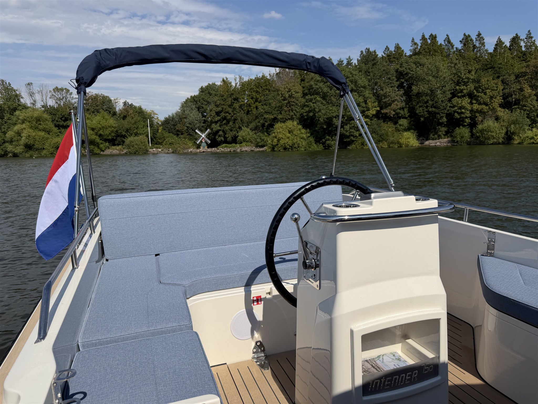 foto: 30 Interboat Intender 750 Cabin