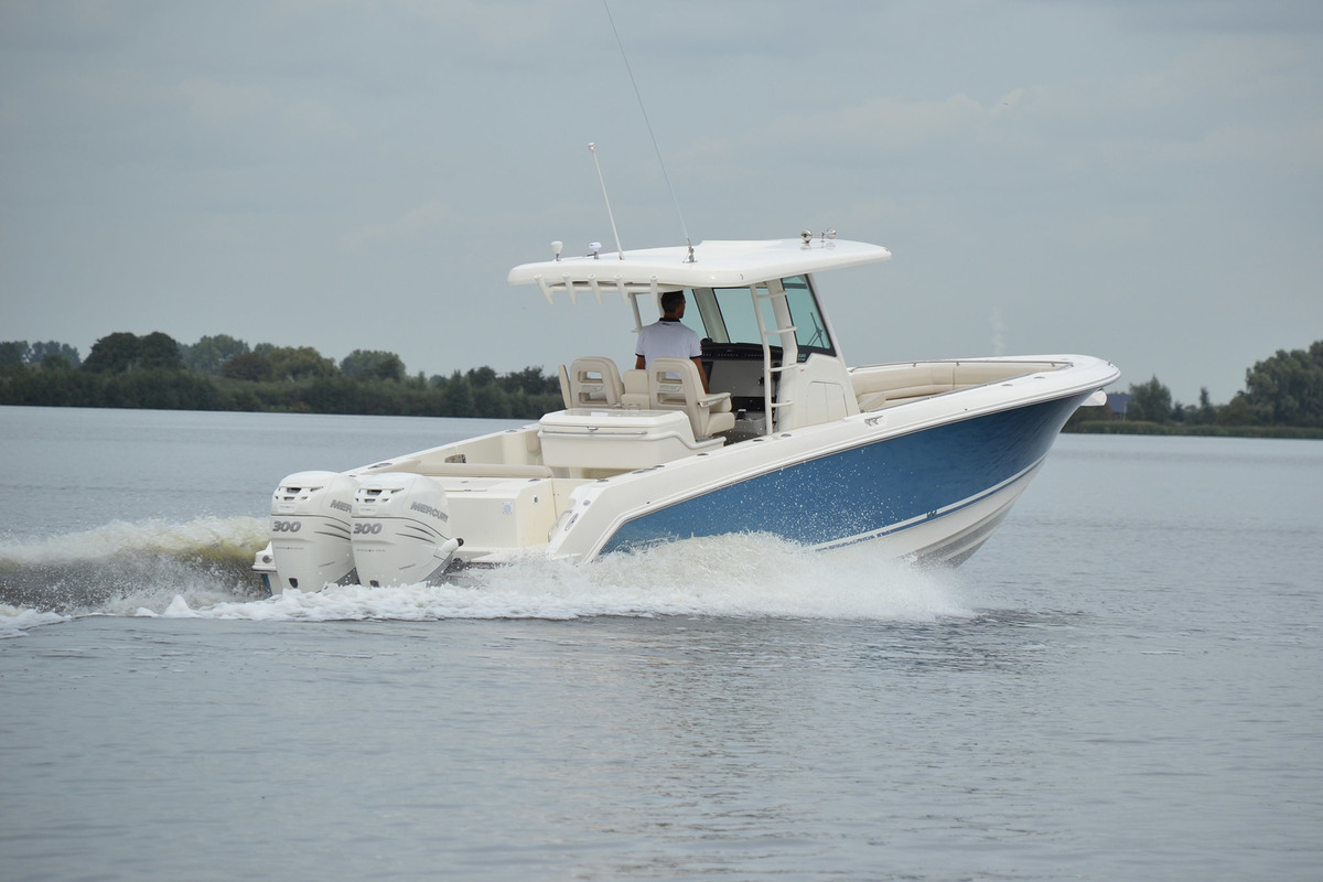 foto: 60 Boston Whaler 330 Outrage