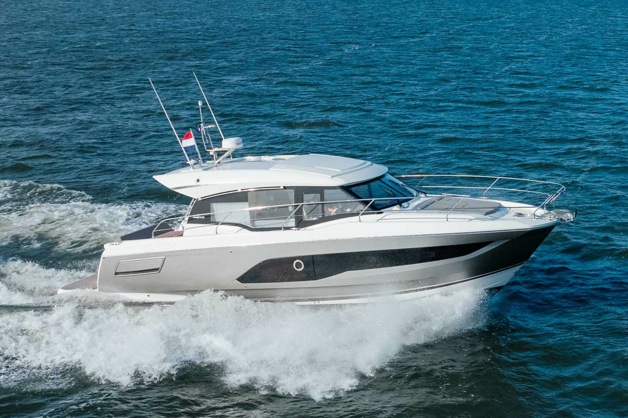 foto: 13 Prestige 420S