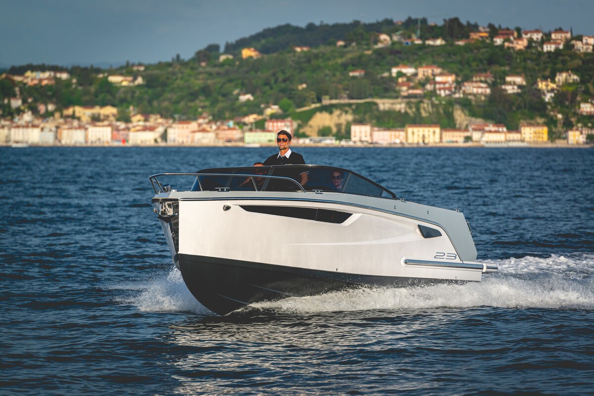 foto: 36 Alfastreet Marine 23 Cabin Evolution - Inboard Series