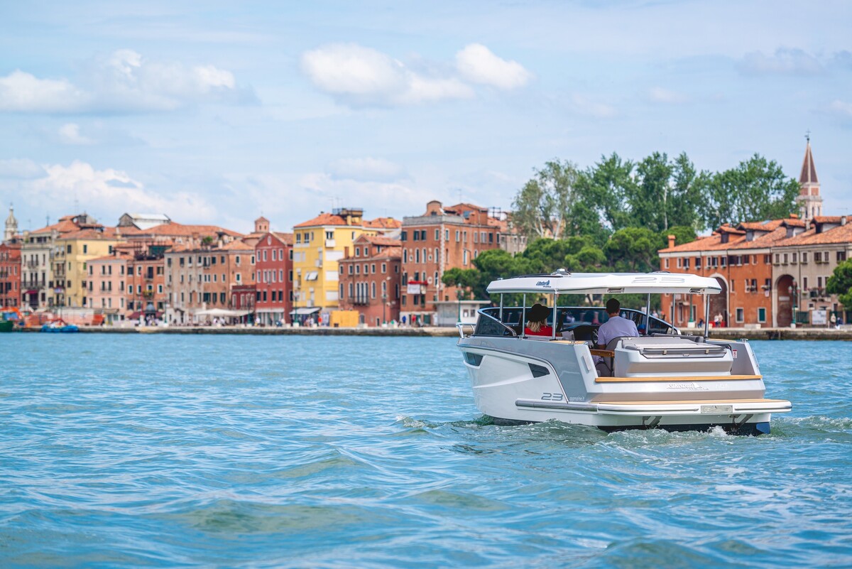 foto: 31 Alfastreet Marine 23 Cabin Evolution Electric