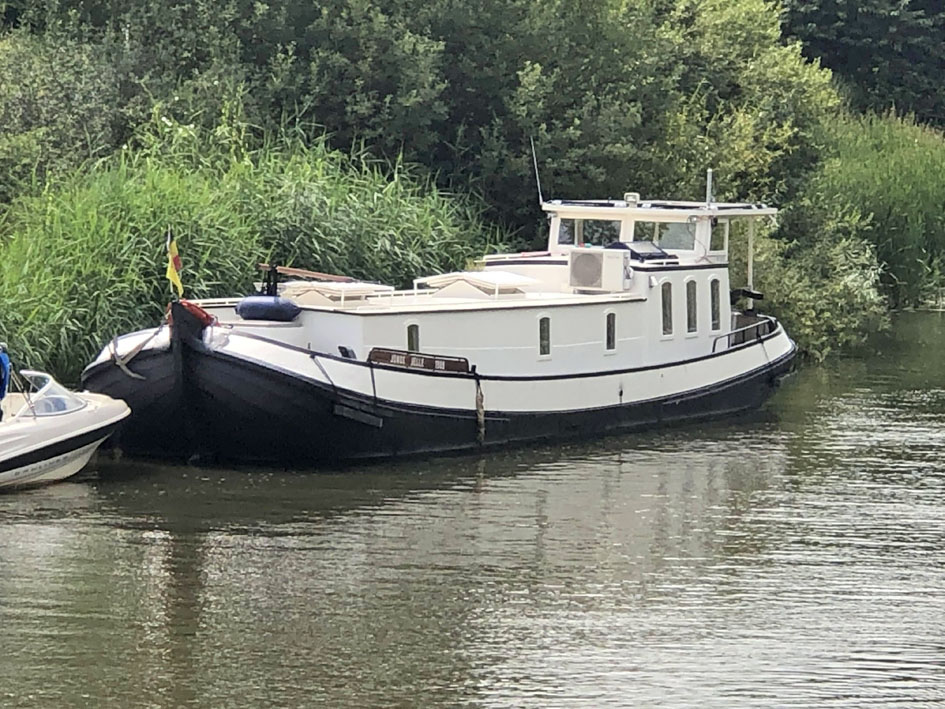 foto: 35 Varend Woonschip Skutsje 17.12
