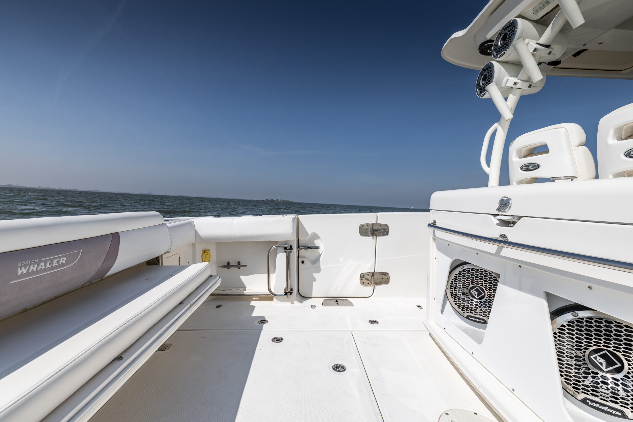 foto: 100 Boston Whaler 370 Outrage