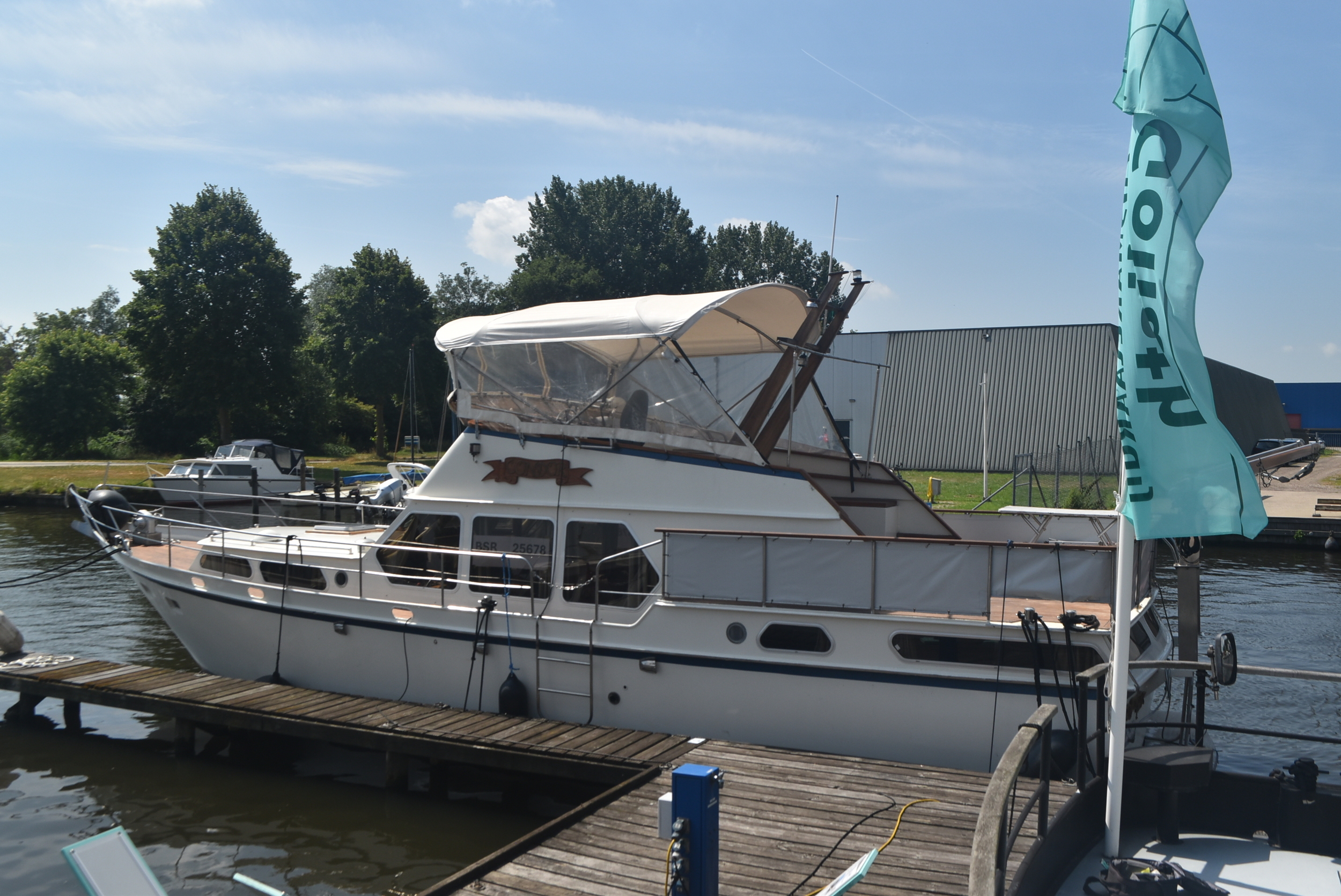 foto: 17 Van Der Valk 1300 Fly Bridge