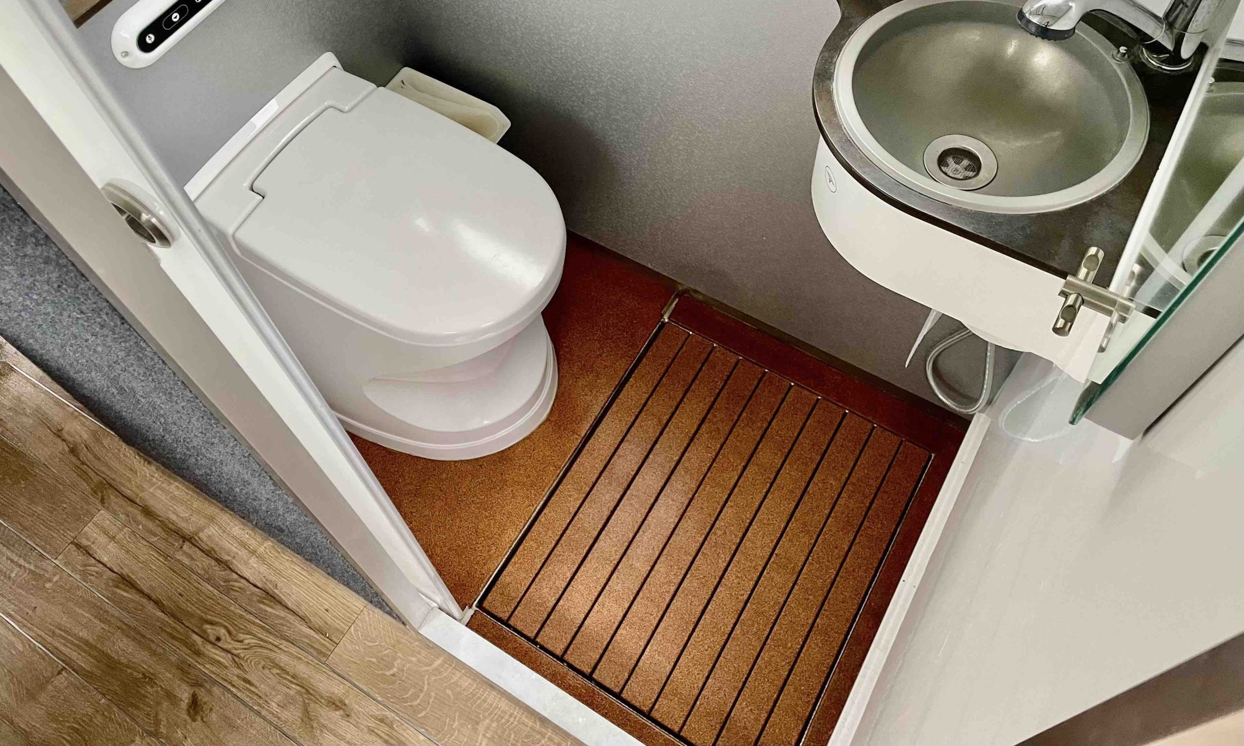 foto: 10 Caravanboat DepartureOne M